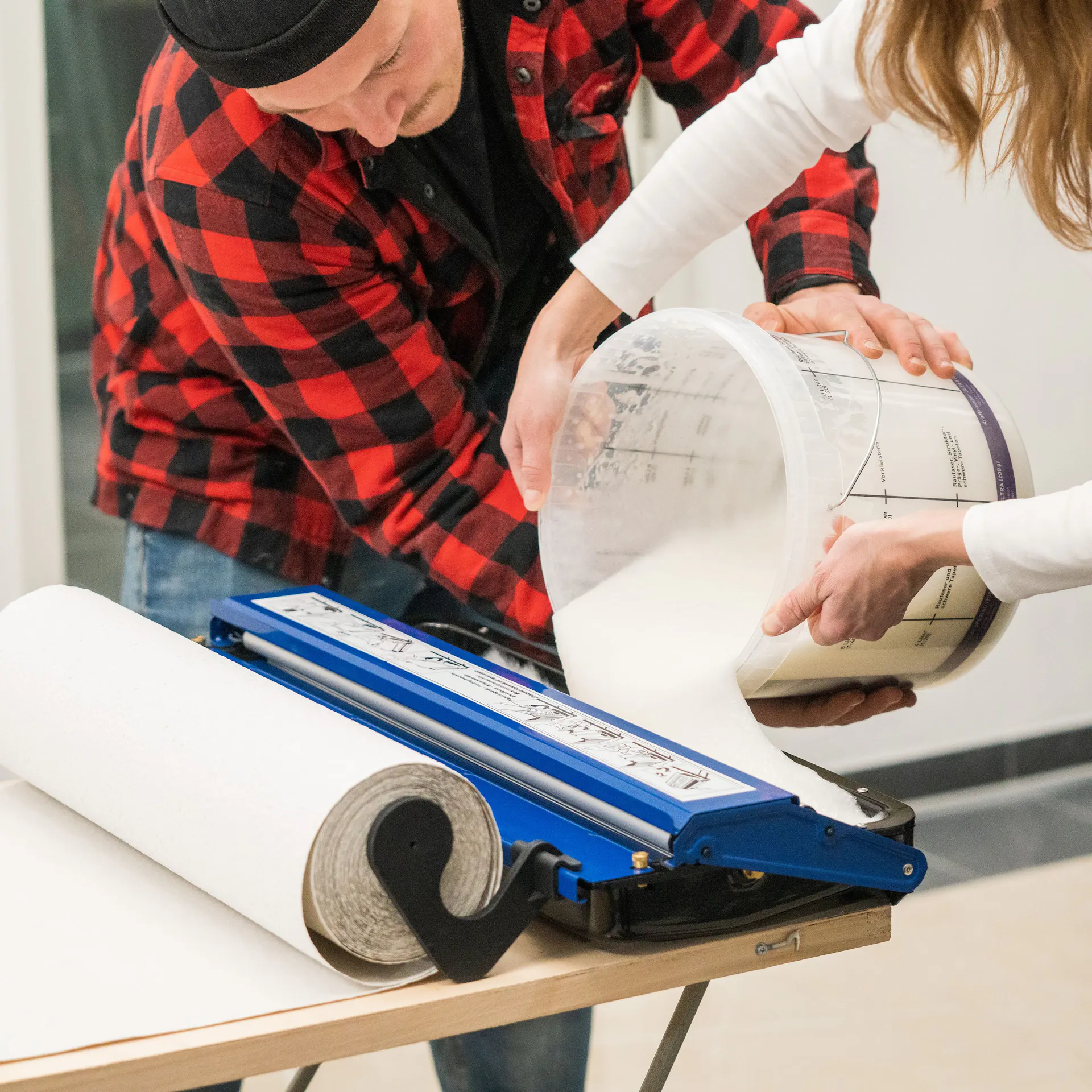 Kutilové lijí do přístroje na lepení tapet lepidlo.