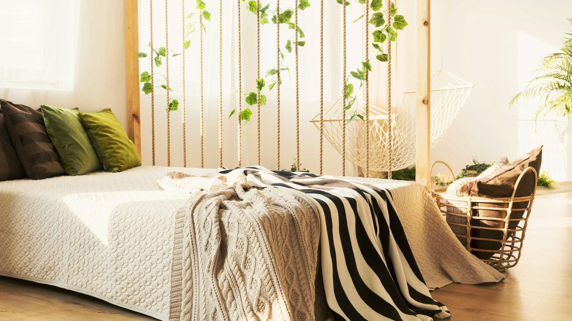 Raumteiler mit Pflanzen im einem Schlafzimmer