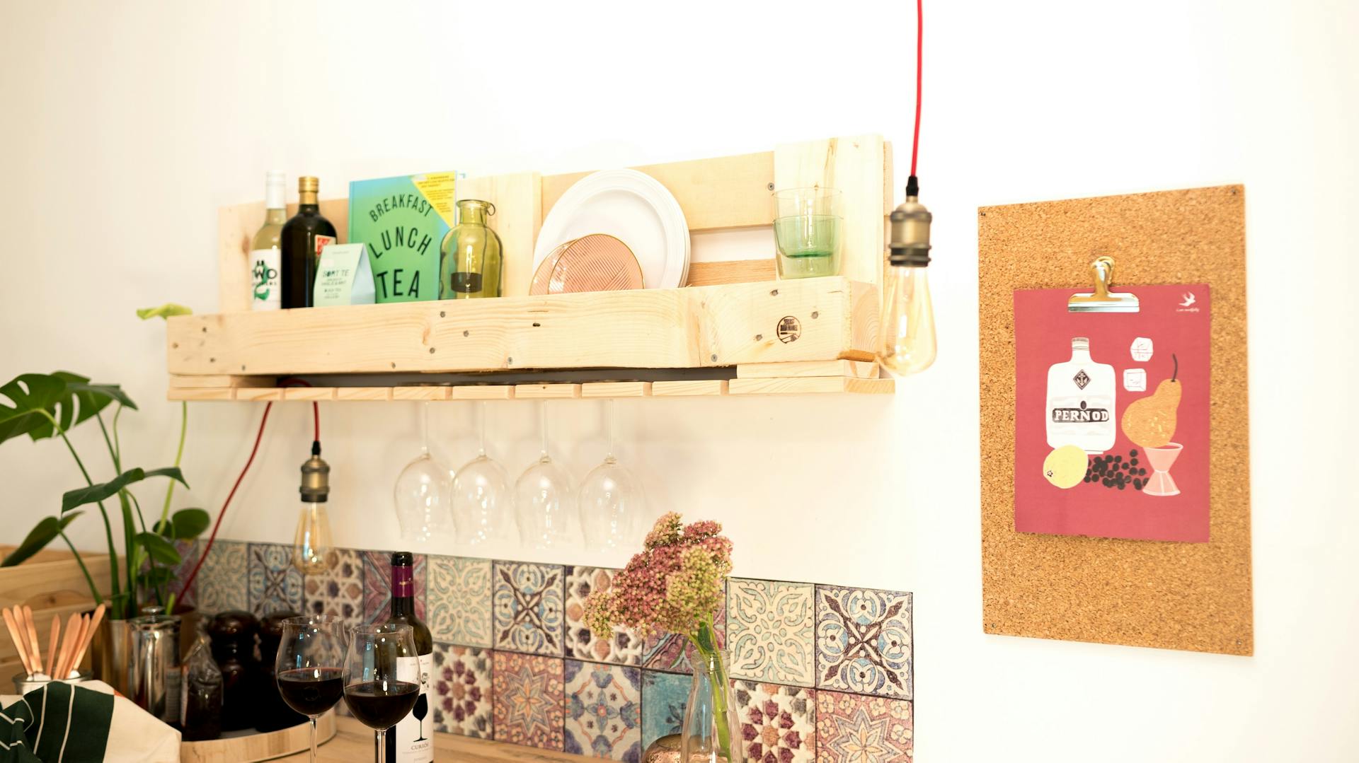 Regal in der Küche mit Weingläsern