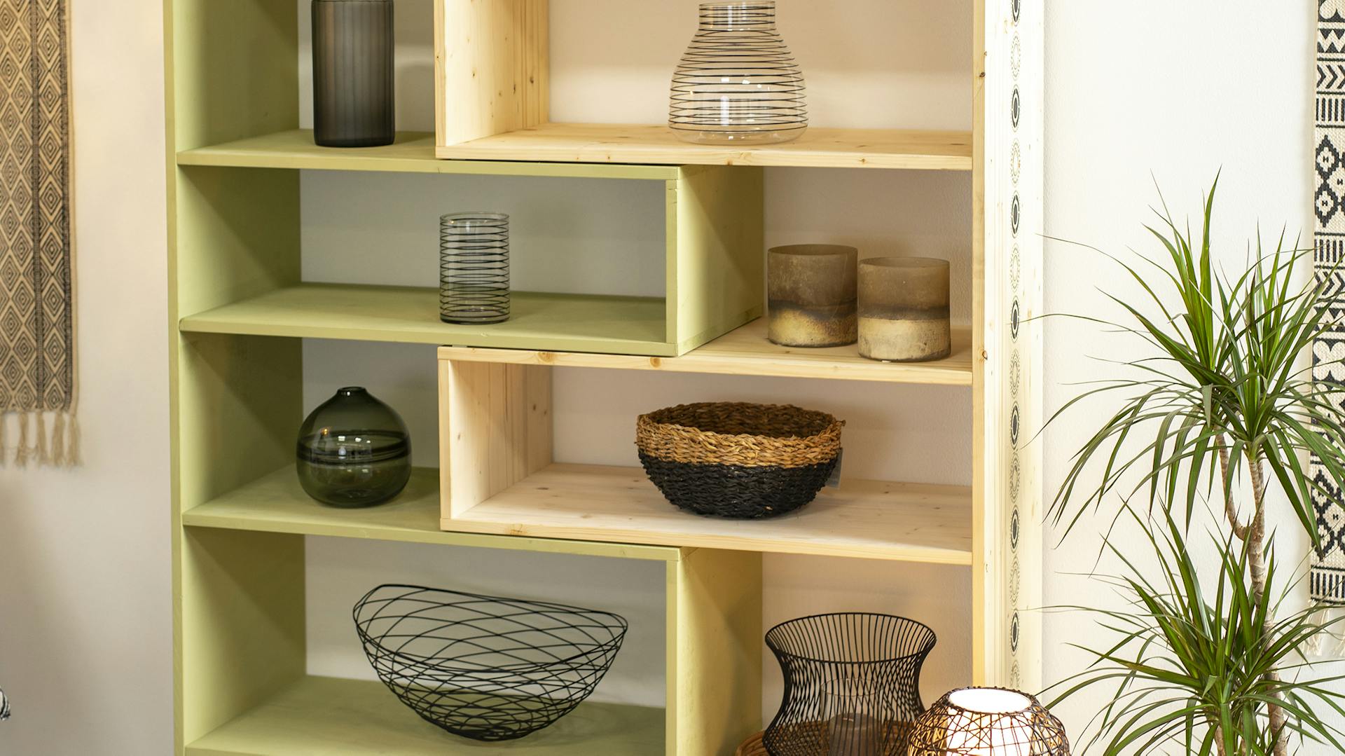 Ein selbstgebautes Holzregal mit vielen Dekoartikeln.