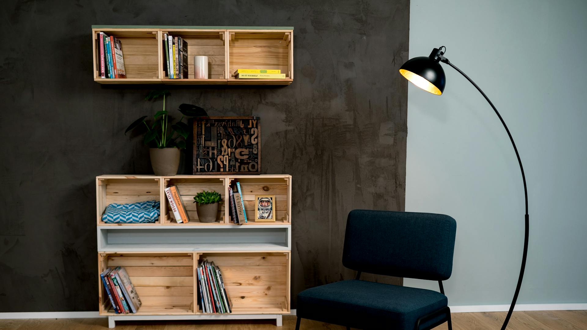 Kistenregal aus alten Kisten im Wohnzimmer.