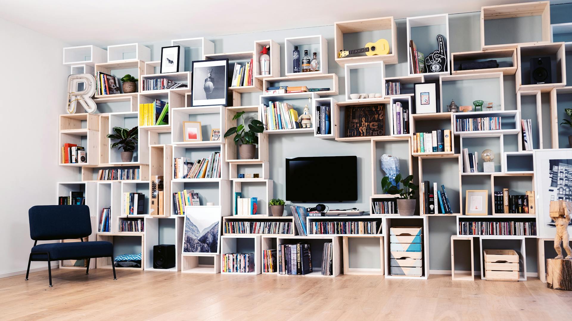 Regal aus Kisten im Wohnzimmer