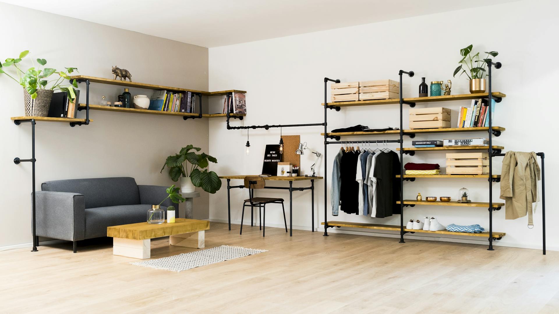 Ein selbstgebautes Regal mit Rohren und Holzplatten.