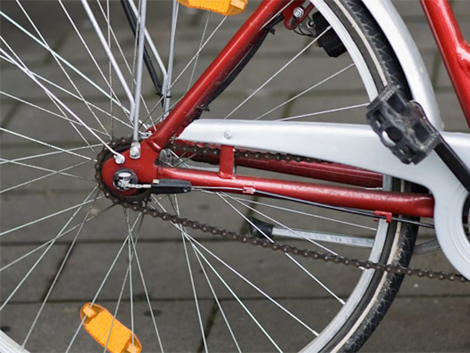 Hinterrad von Fahrrad mit Fahrradkette und Nabenschaltung mit drei Gängen