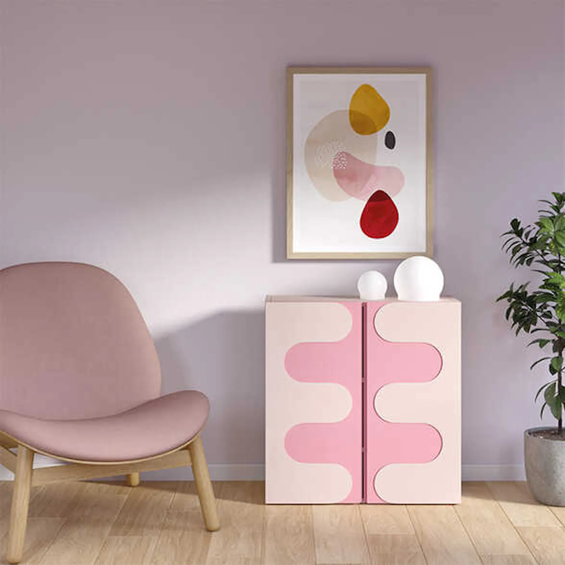 Vor einer violetten Wand steht neben einem Sessel ein Regal, das mit einem Overlay gestaltet wurde.