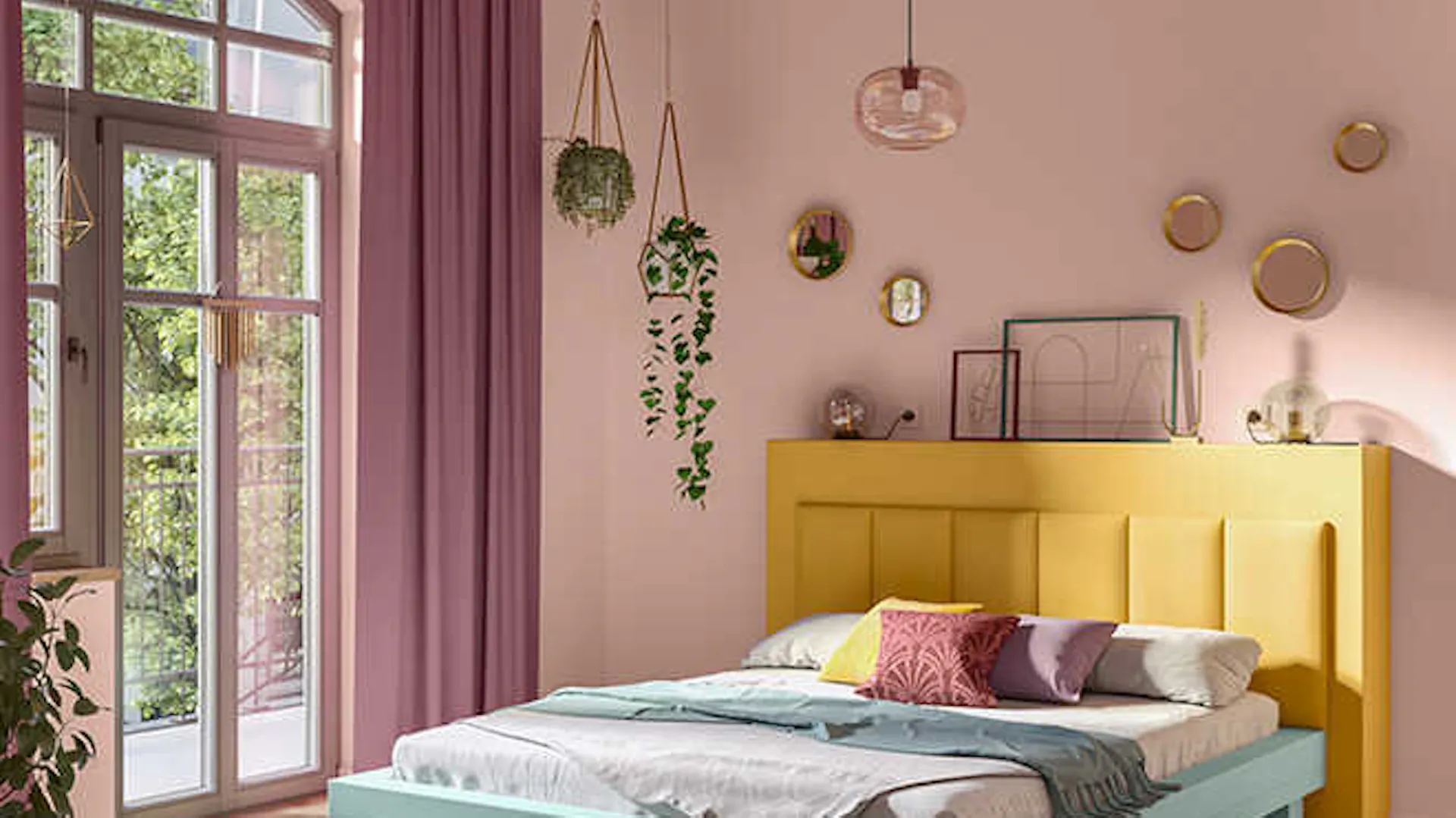 Bett Ludwig, wo eine schmale gelbe Konsole am Kopfende liegt, steht in einem farbenfrohen Raum, wessen Decke magenta rot gestrichen worden ist.