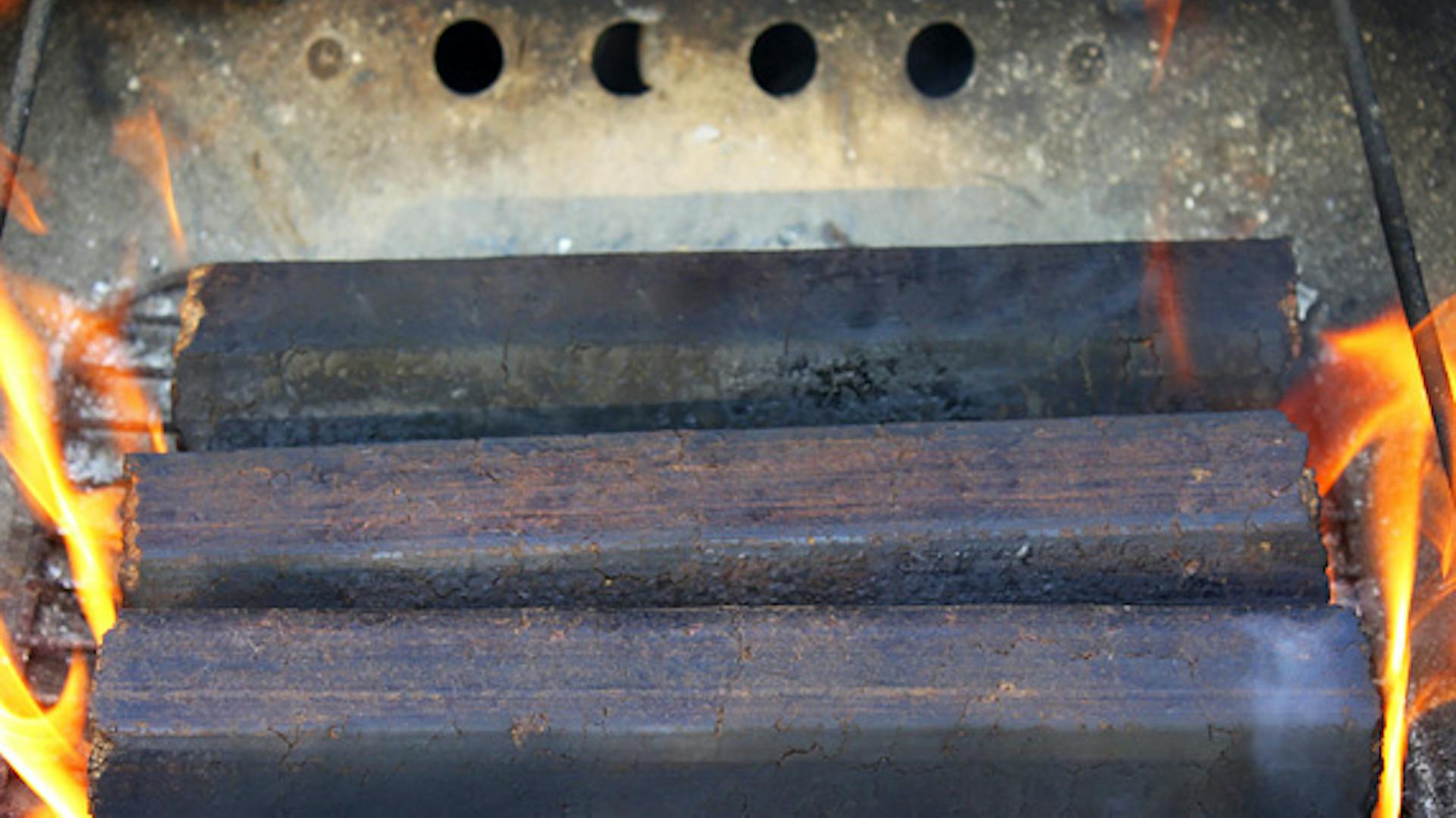 Detailfoto von Braunkohlebriketts, die angezündet wurden