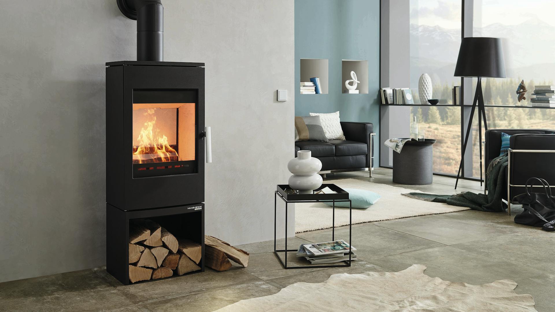 Wohnzimmer mit brennendem Kaminofen