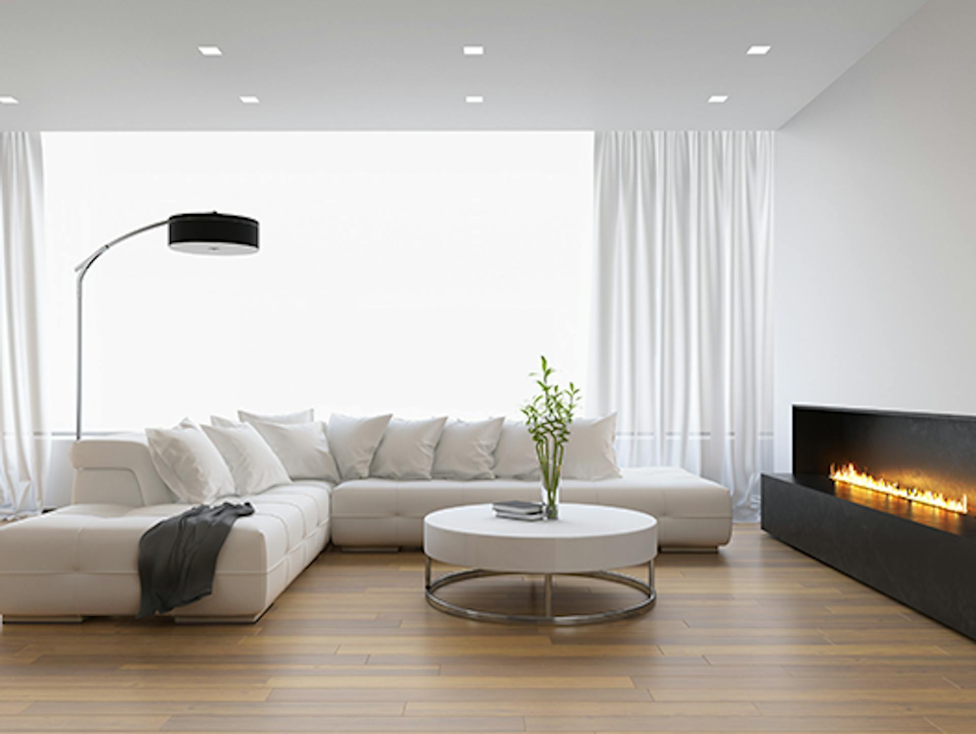 Ein brauner Ölkaminofen im Wohnzimmer.