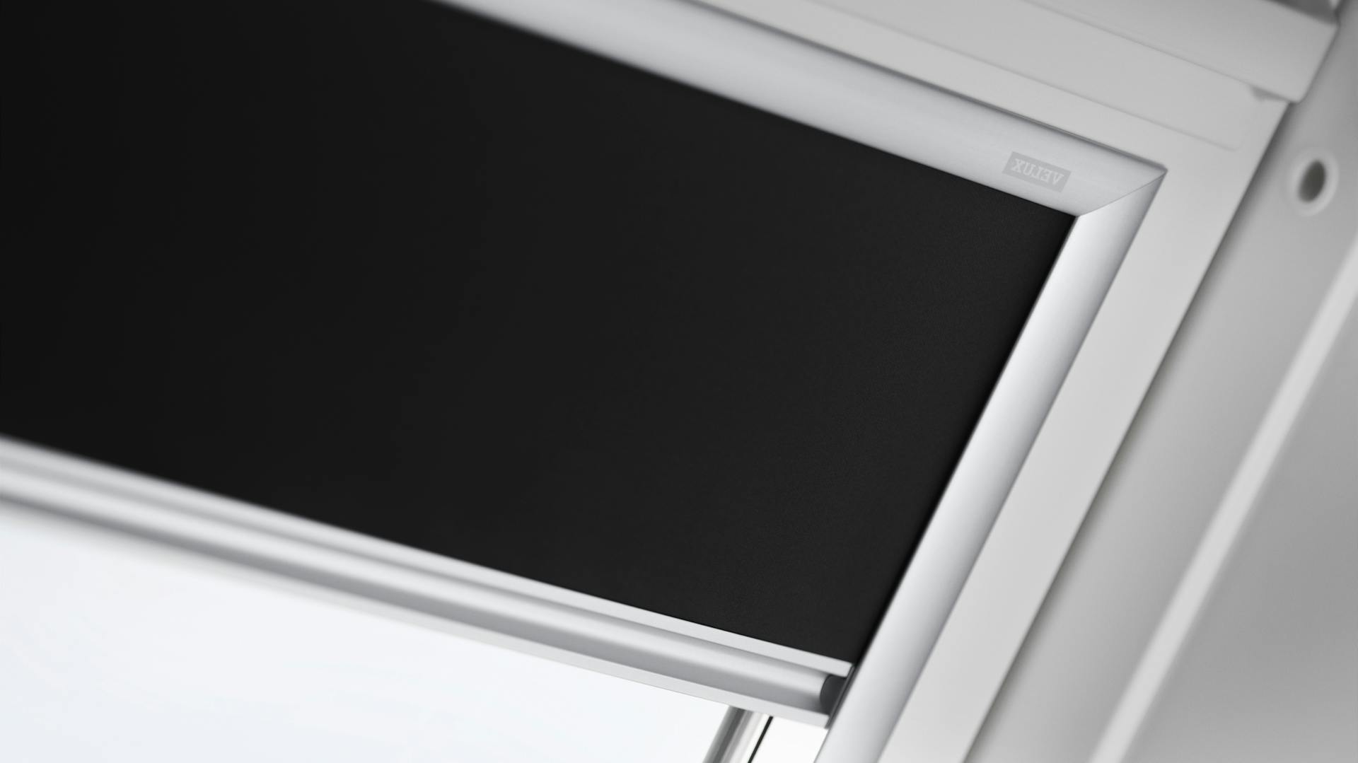 Jalousie an Glasleiste zur Verdunkelung angebracht.