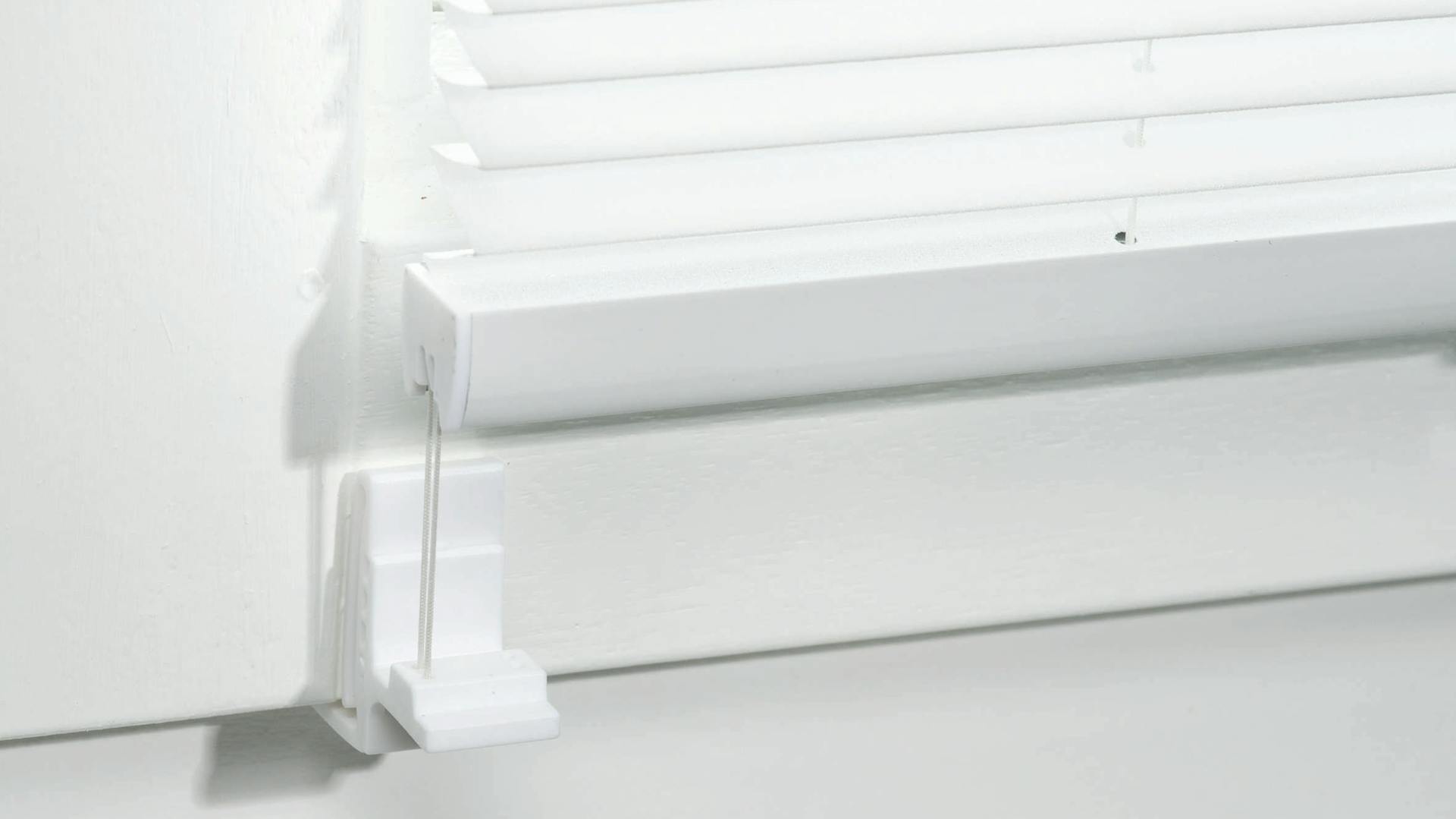 Jalousie mit Klemmträgern an einem Fenster montiert.