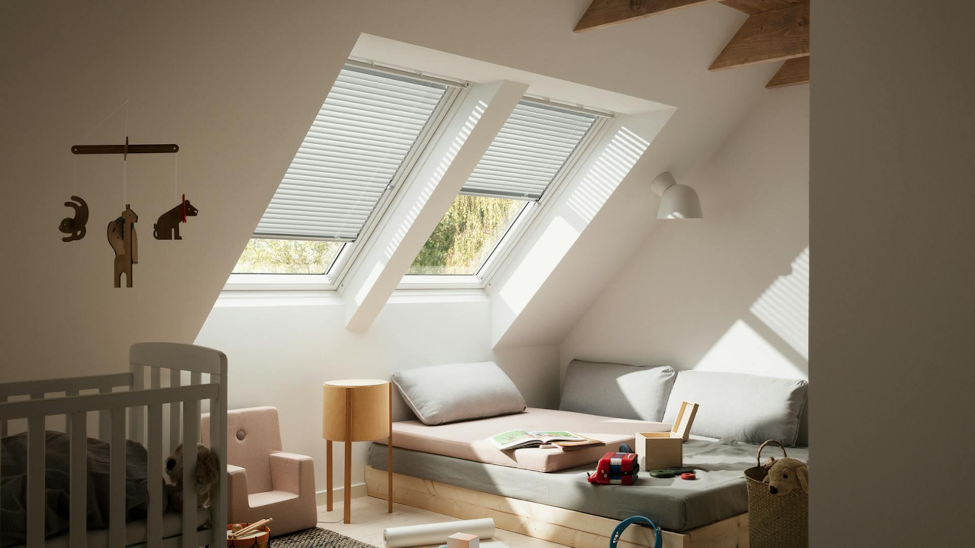 Rollos und Jalousien anbringen wie in diesem Kinderzimmer mit Dachfenstern.
