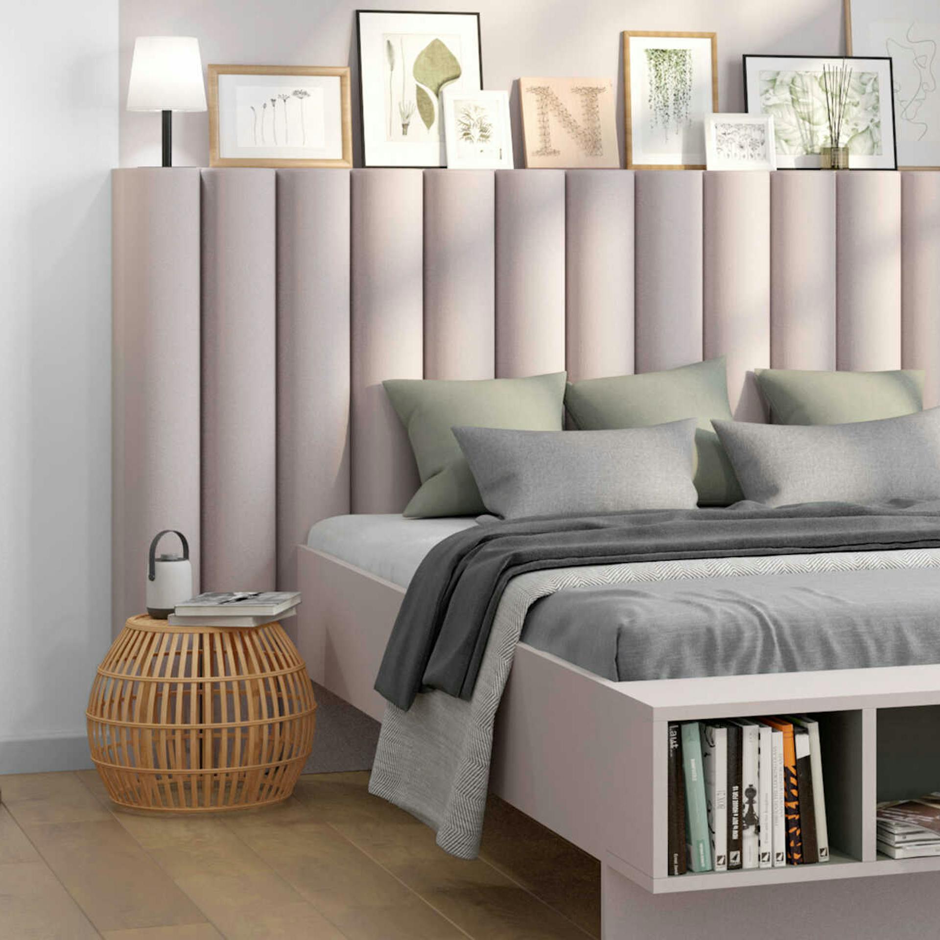 Bett Wilhelm, welches Wandkissen am Bettkopfteil hat, steht vor einer Wand die durch eine hervorgehobene Farbfläche, die den Kopfteil des Bettes aufgreift, einen gesonderte Zone schafft.