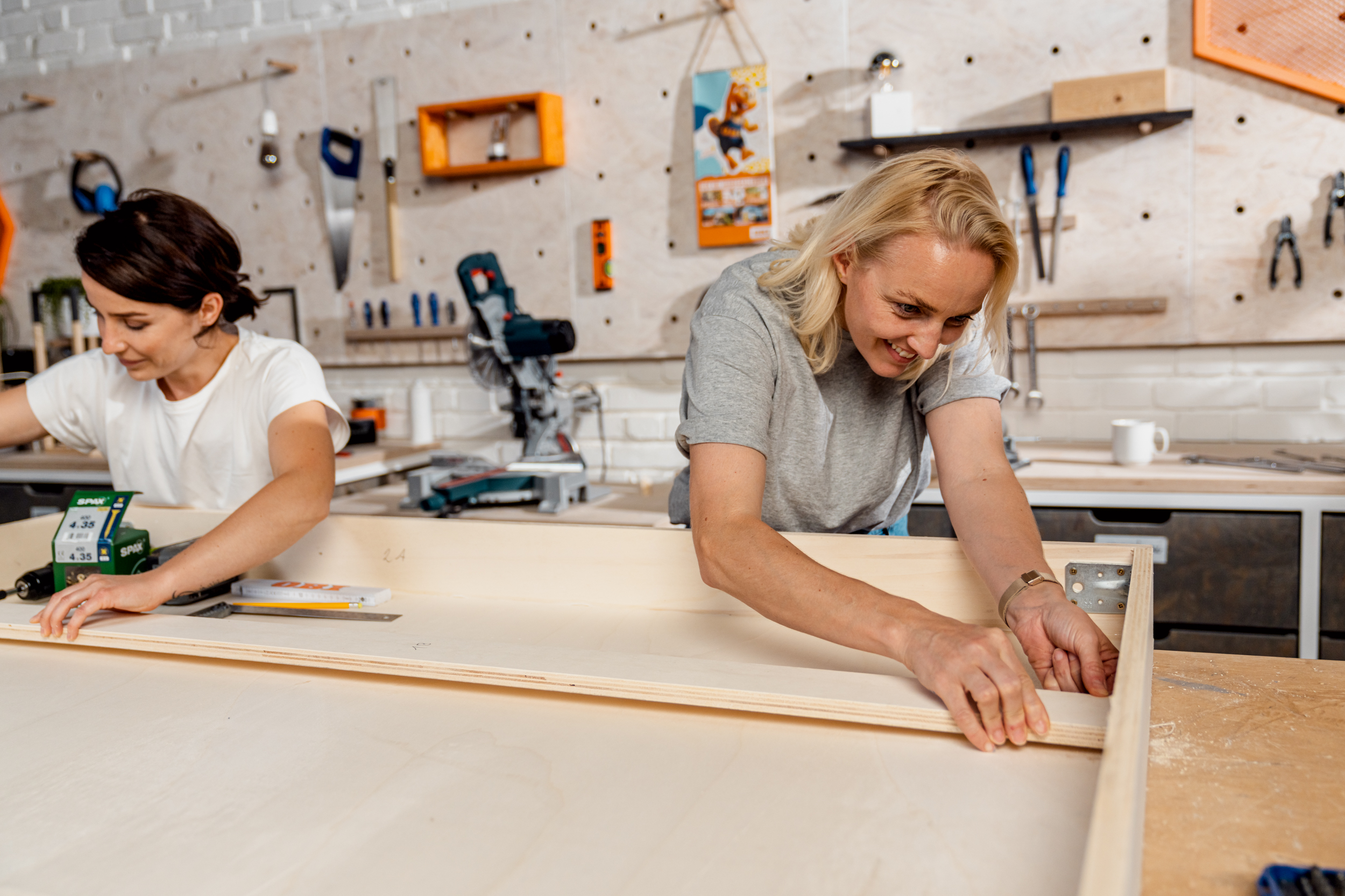 Abstandhalter werden im Schallabsorber positioniert