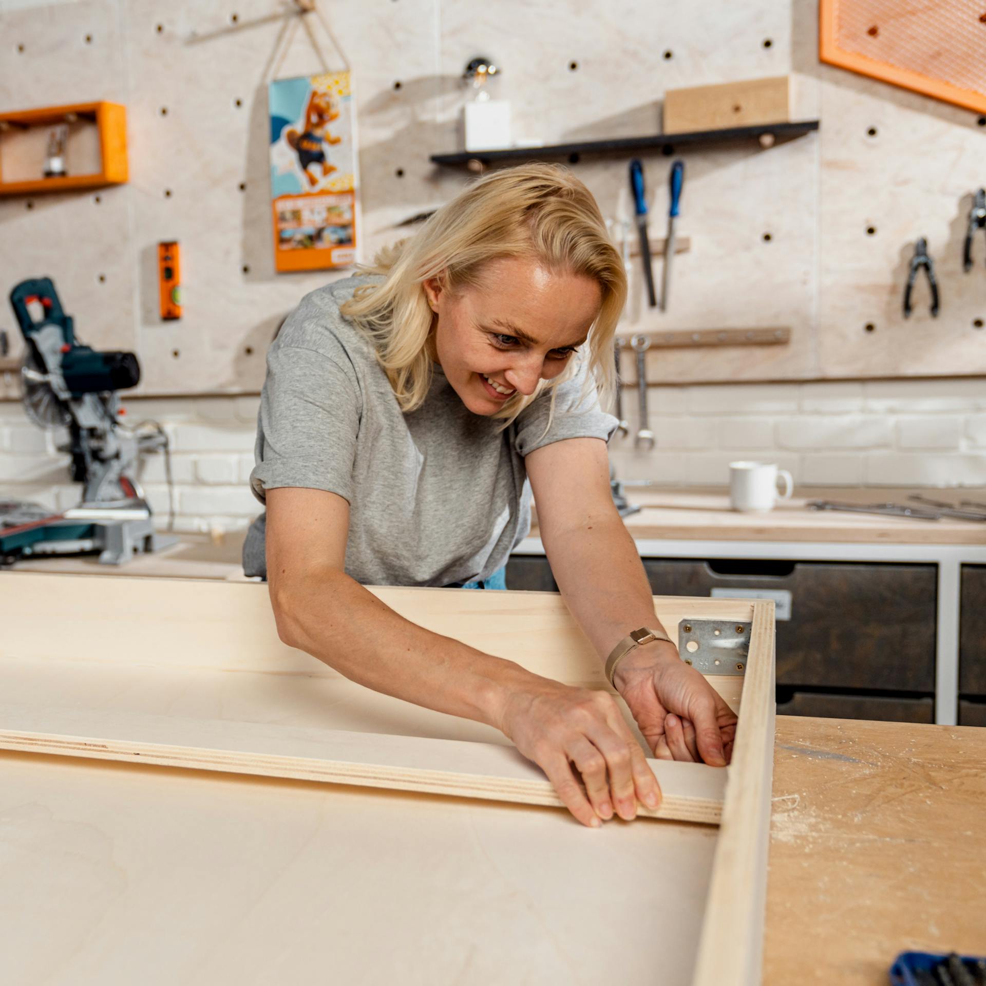 Abstandhalter werden im Schallabsorber positioniert