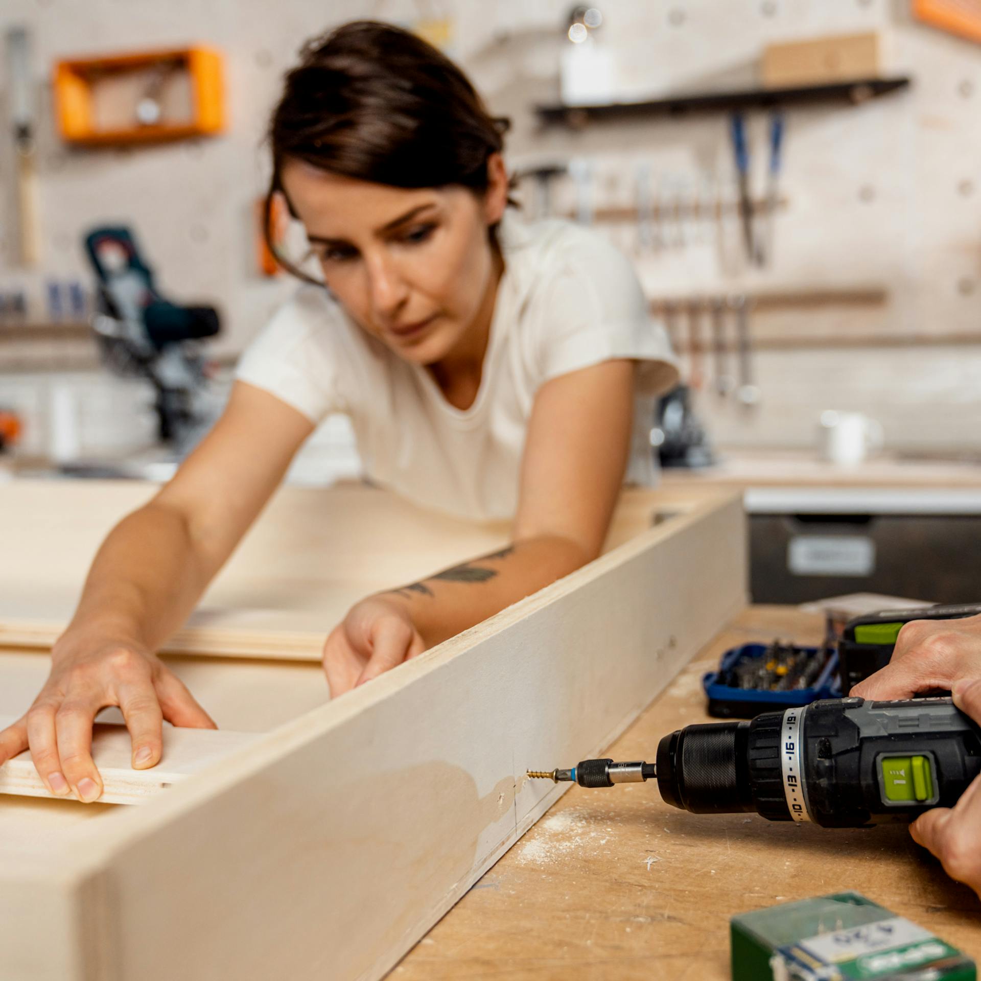 Abstandhalter im Schallabsorber werden von außen am Rahmen verschraubt
