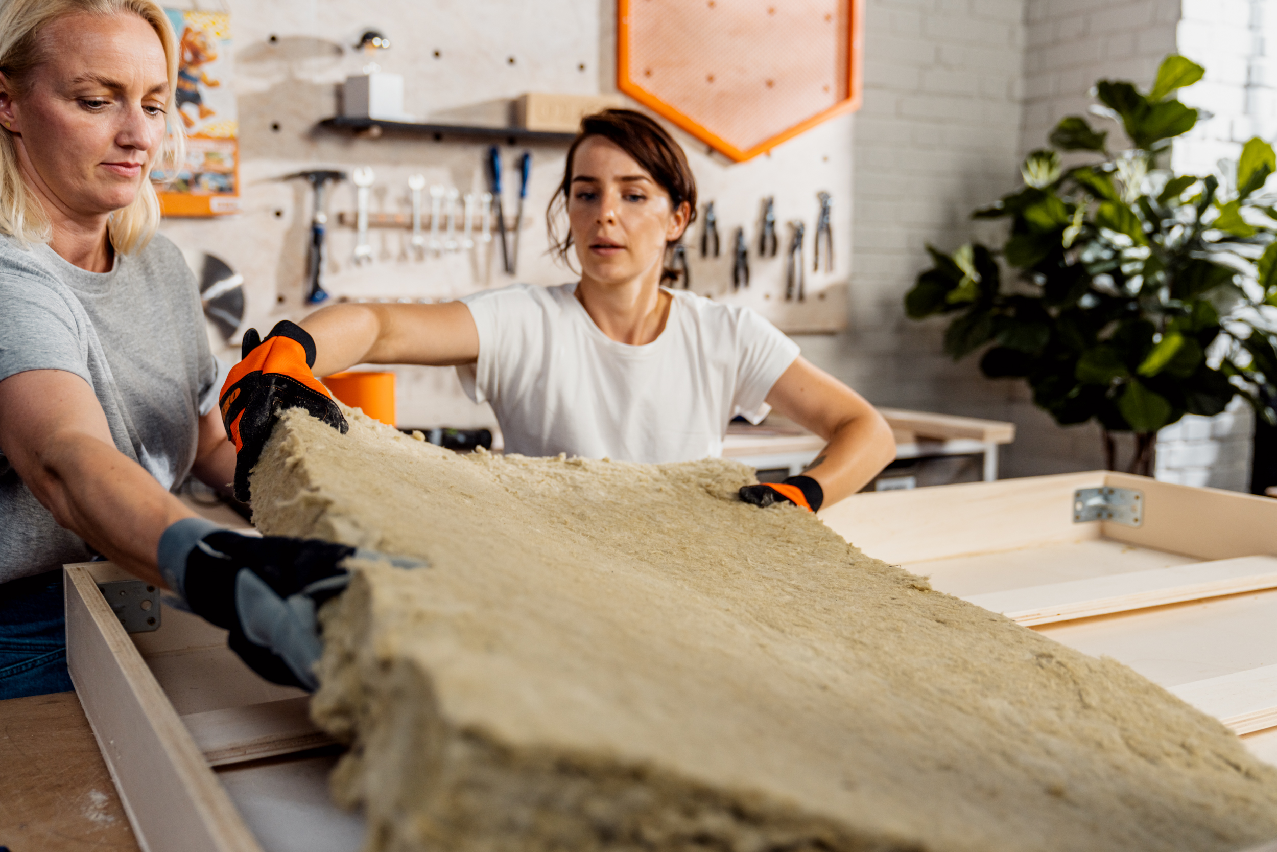 Steinwolle wird in Absorber positioniert