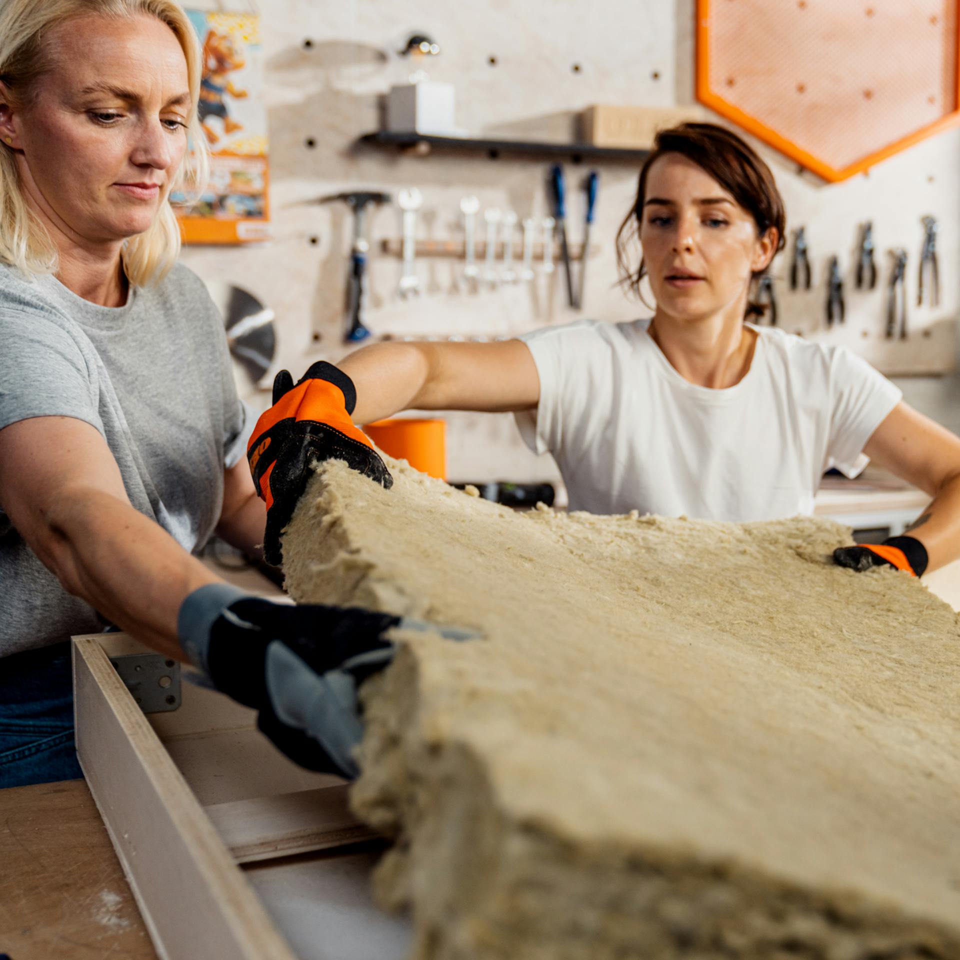 Steinwolle wird in Absorber positioniert