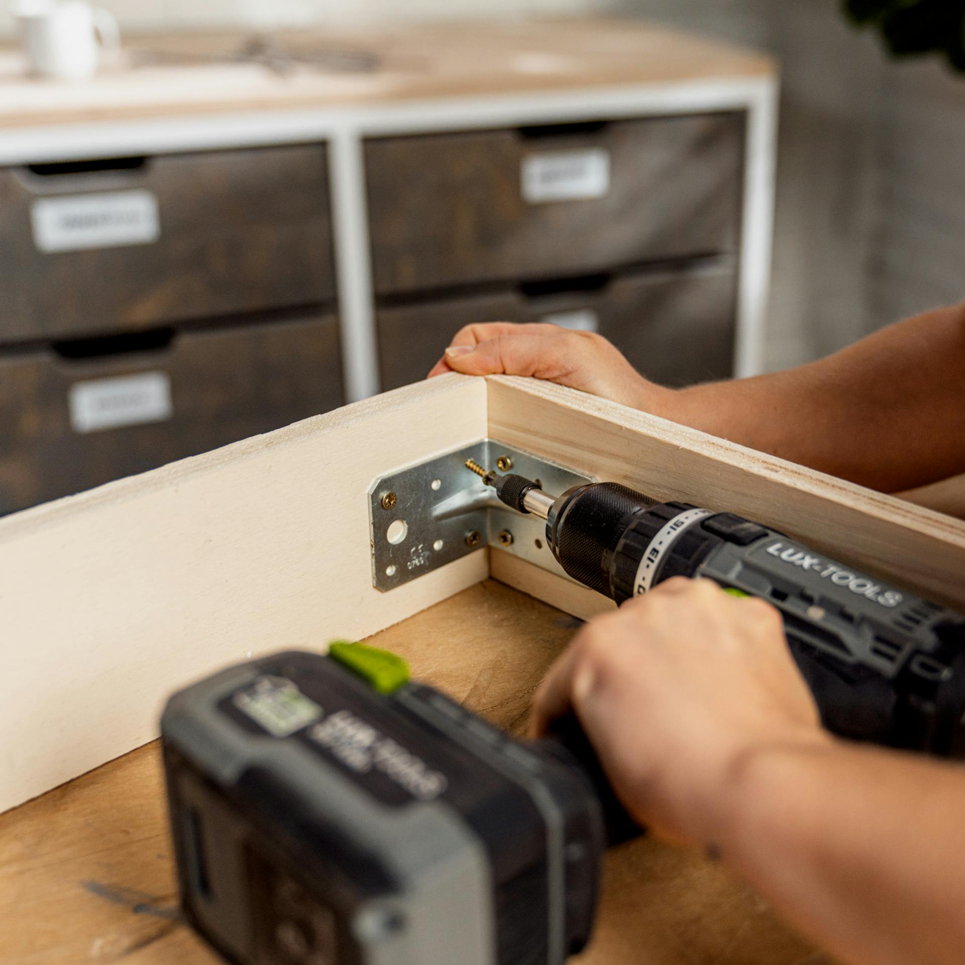 Holzlatten werden mit Winkel verschraubt