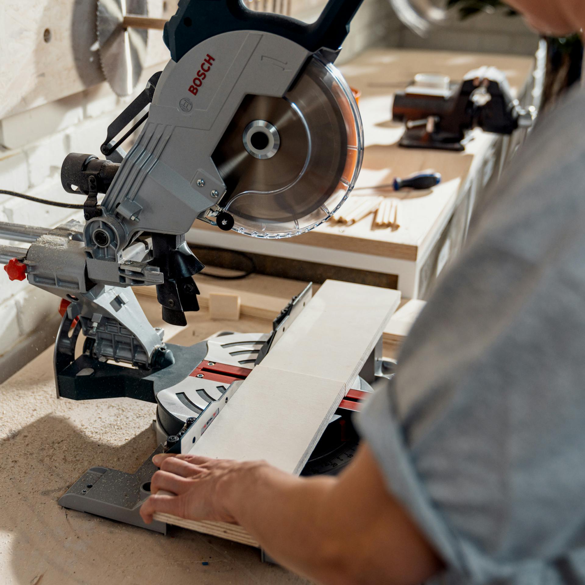 Holzlatte für Schallabsorber wird mit Kappsäge zugeschnitten