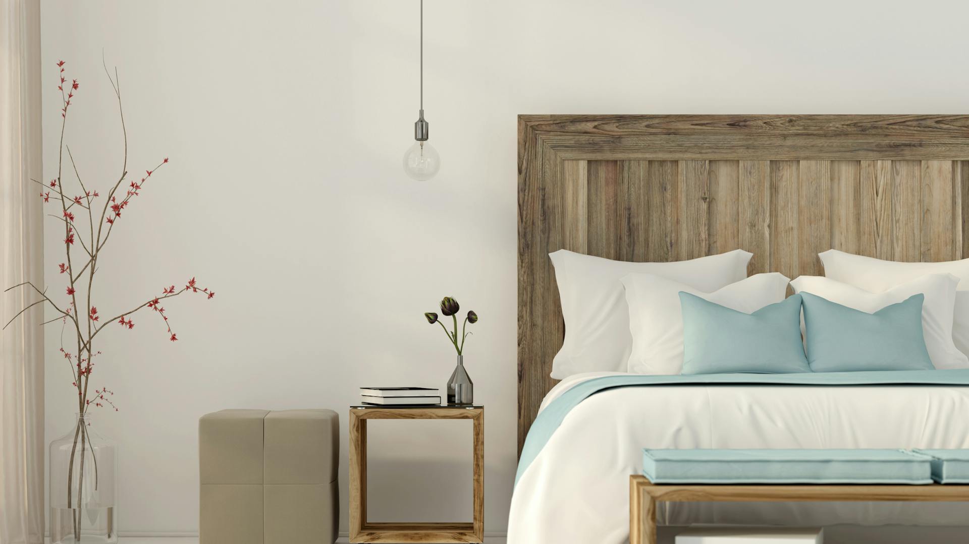 Schlafzimmer mit Holzeinrichtung.