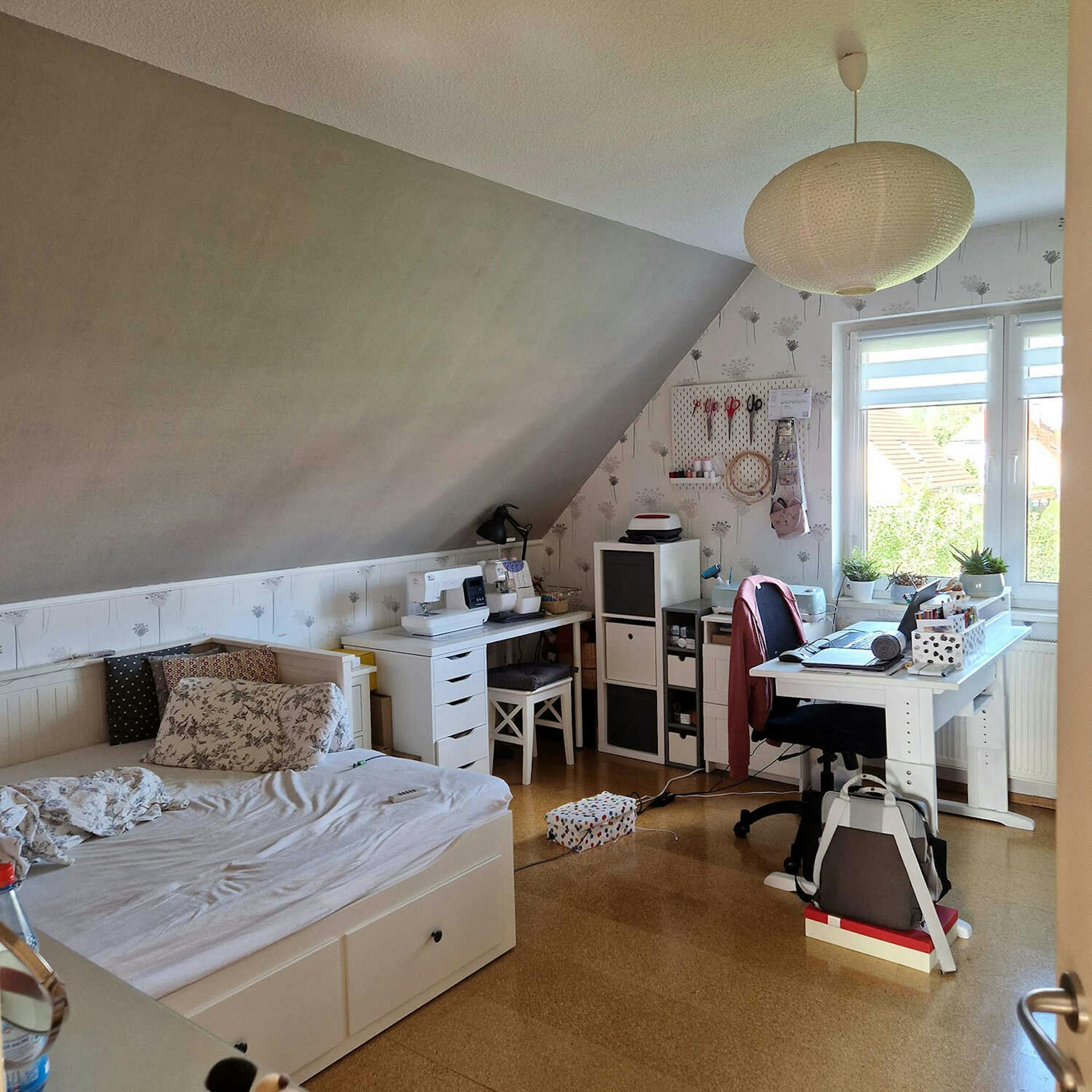 Schlafzimmer vor Makeover im Boho Stil