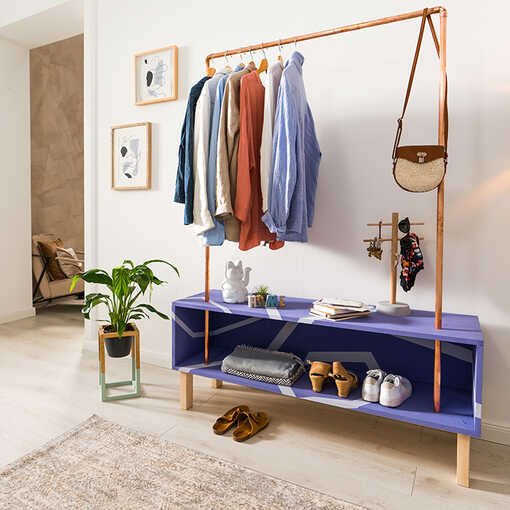 Garderobe Merle in der Trendfarbe "Blau-Lila", auf der ein DIY Schmuckbaum und DIY Betonbuchstaben platziert sind,  steht in einem hellen Flureingang.] 