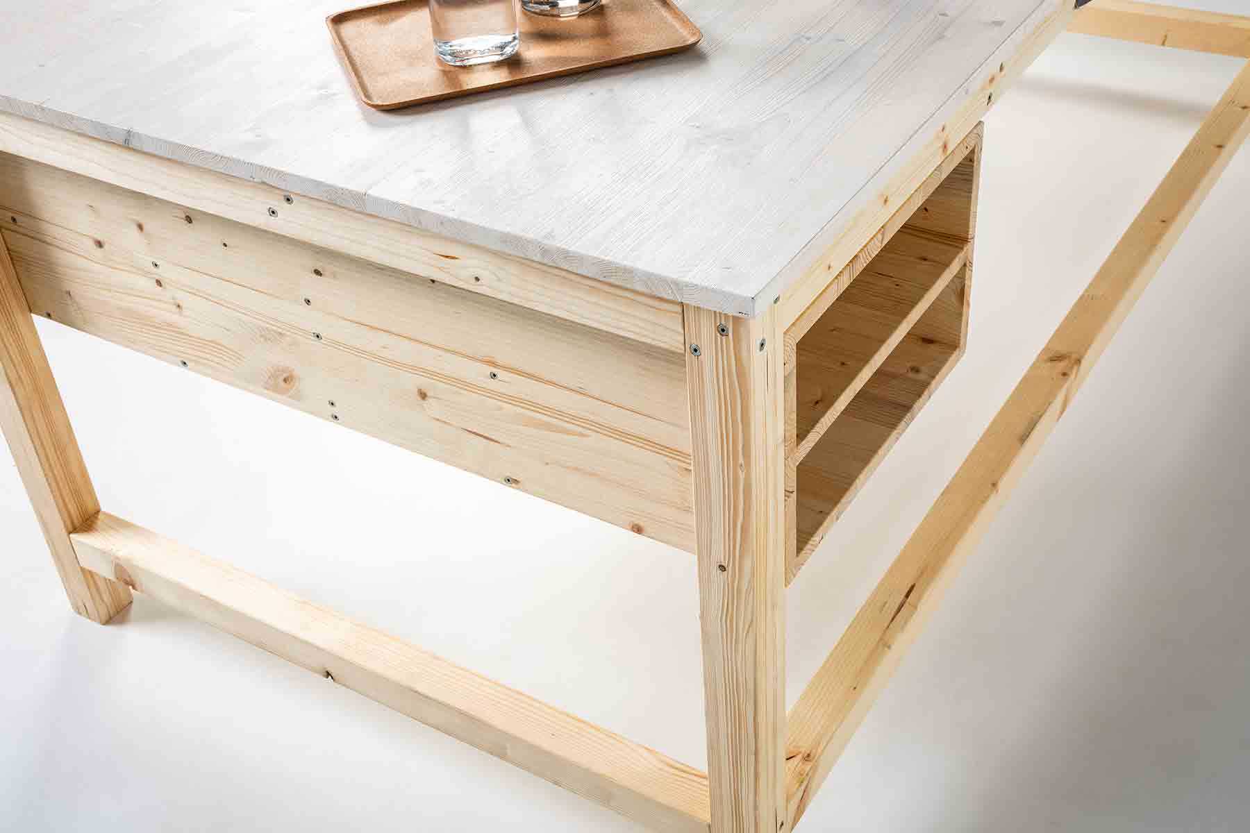 Nahaufnahme von Schreibtisch Egon in Weiß und Natur mit Fach