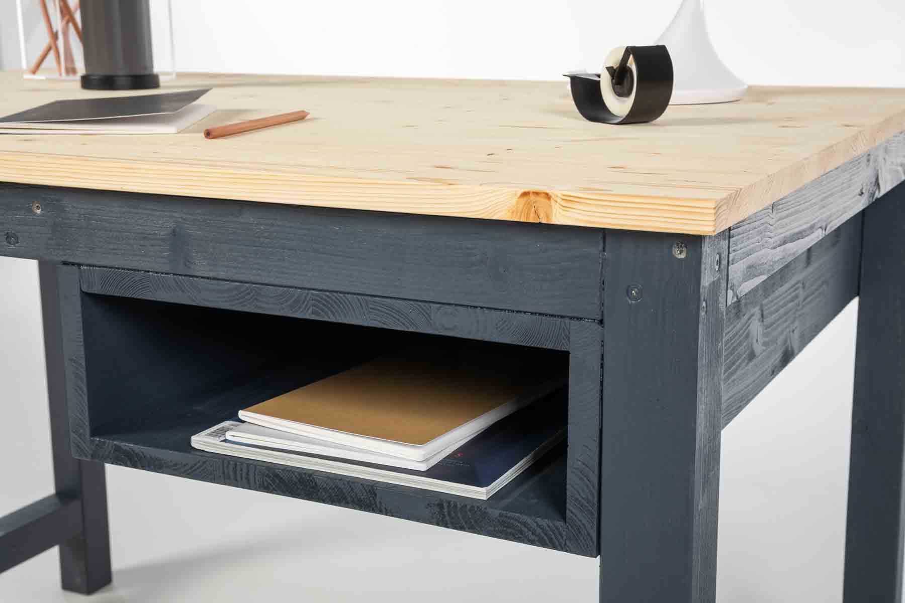 Schreibtisch Egon mit dunkler Unterkonstruktion und Tischplatte in Natur