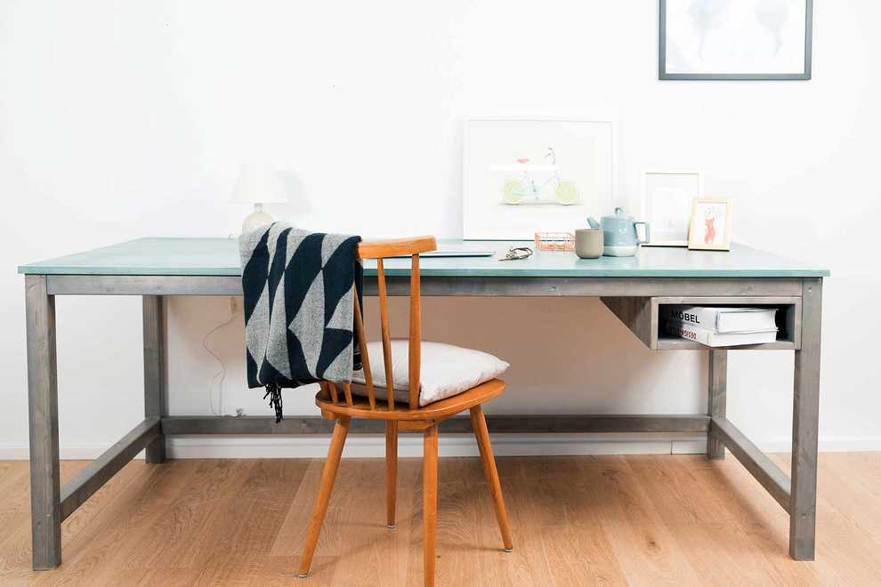 Schreibtisch Egon mit hellblauer Tischplatte, grauer Unterkonstruktion und einem Fach