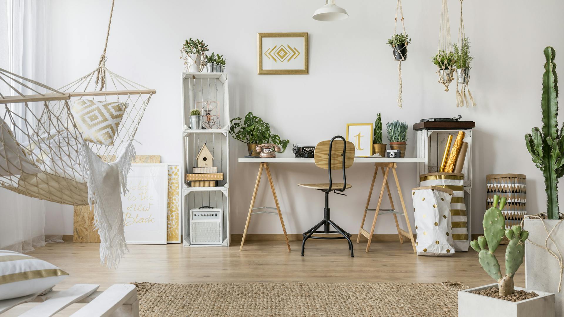 Ein Schreibtisch im Wohnzimmer