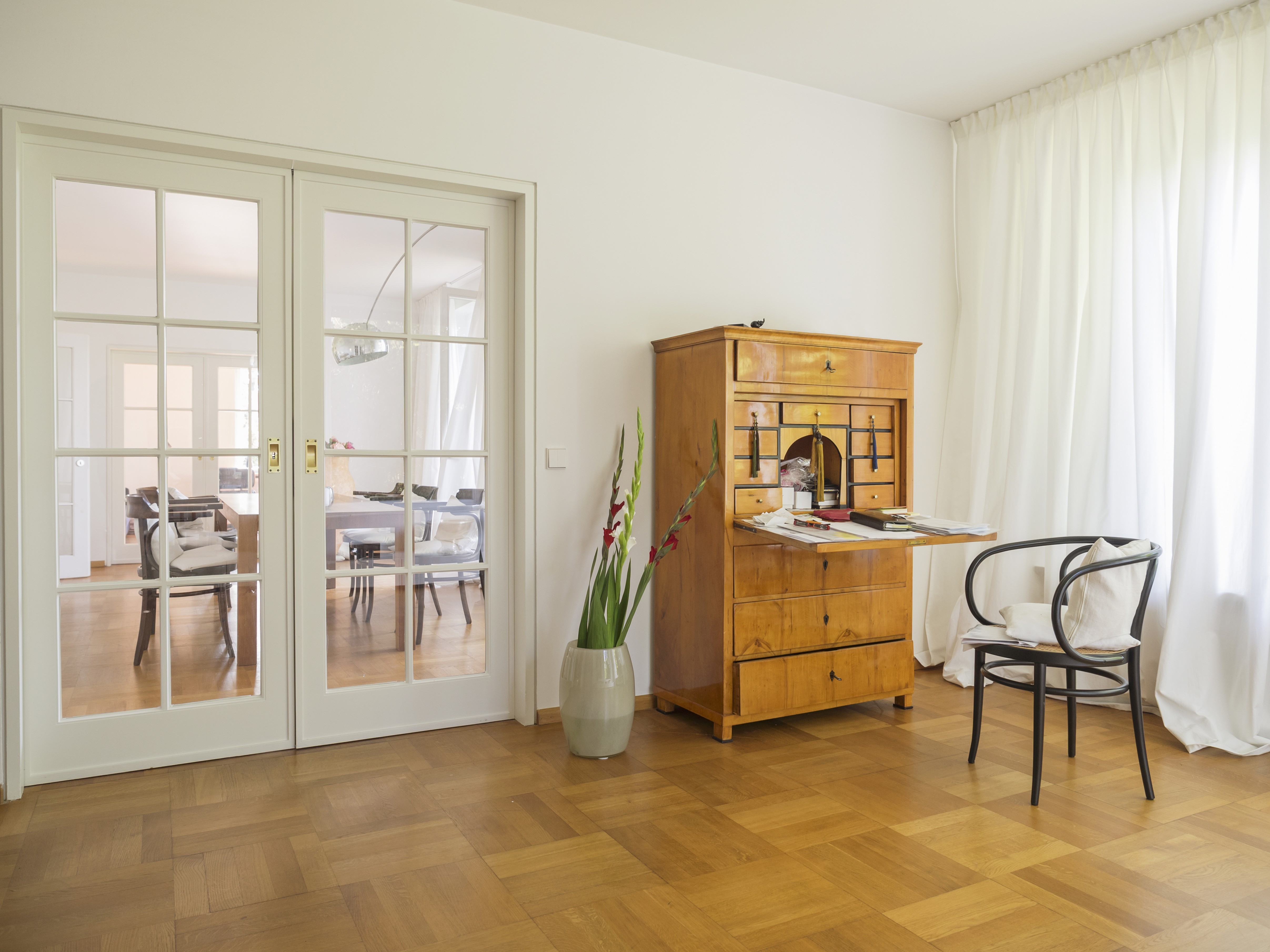 Sekretär im Wohnzimmer