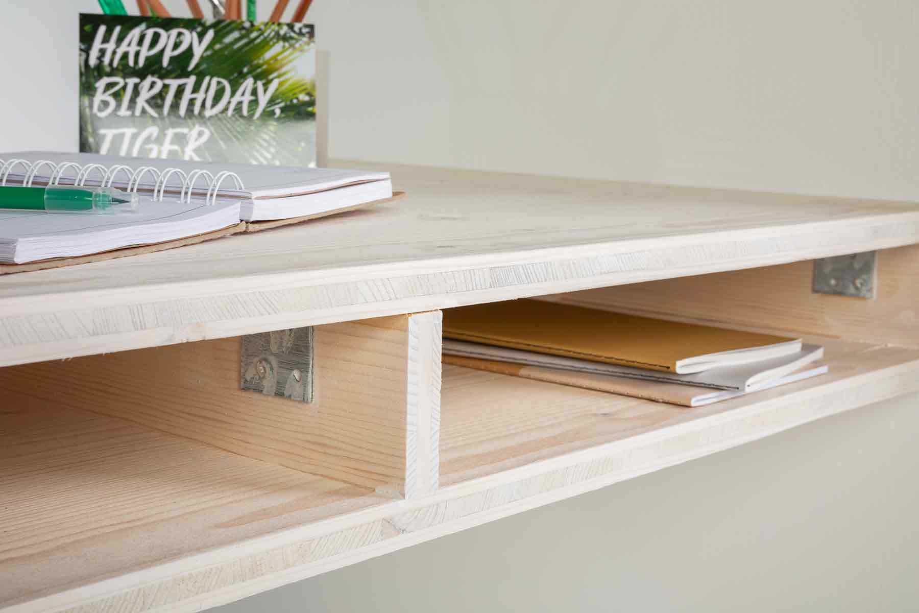 Detail Schreibtisch Otto