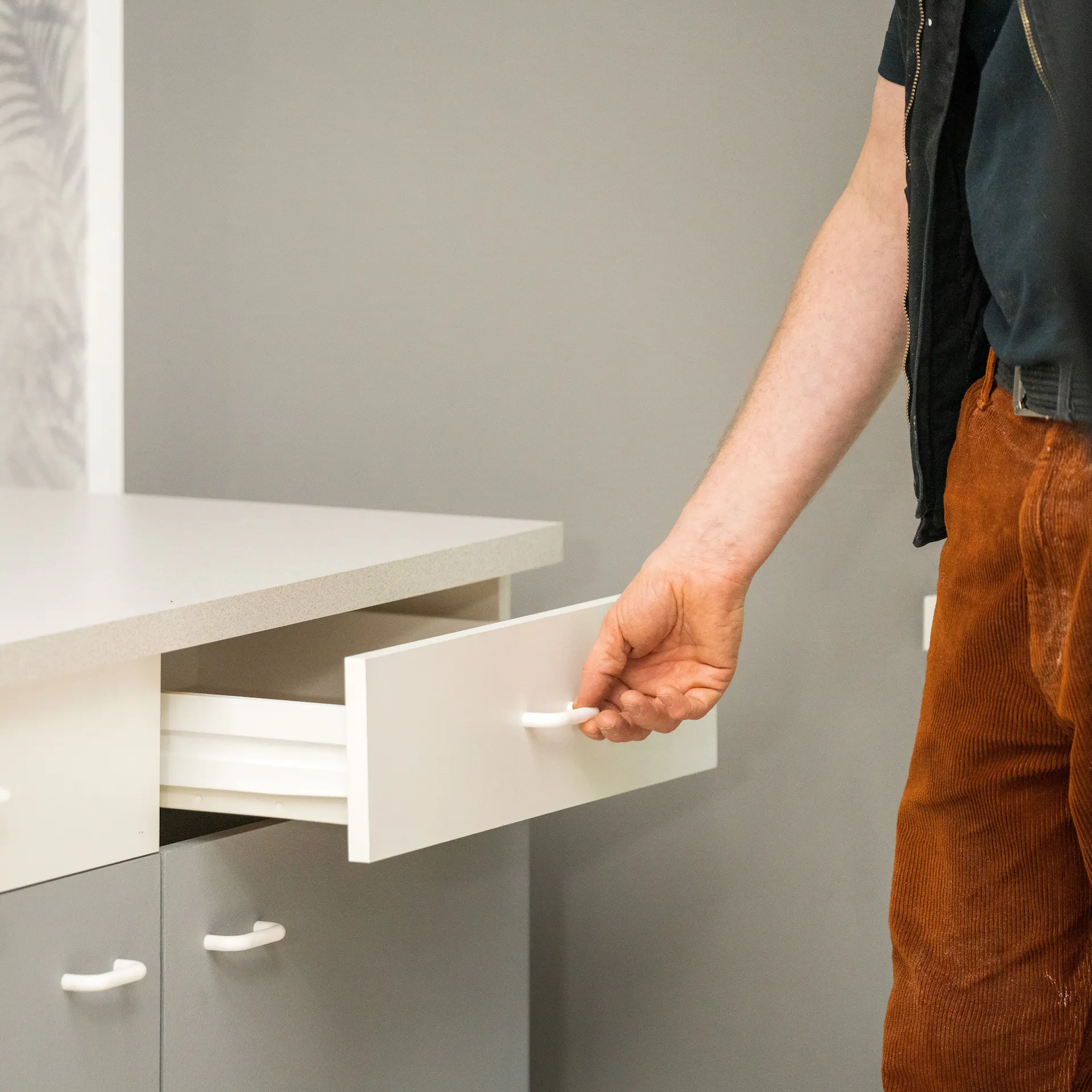 Heimwerker zieht eine Schublade aus einem Schrank.
