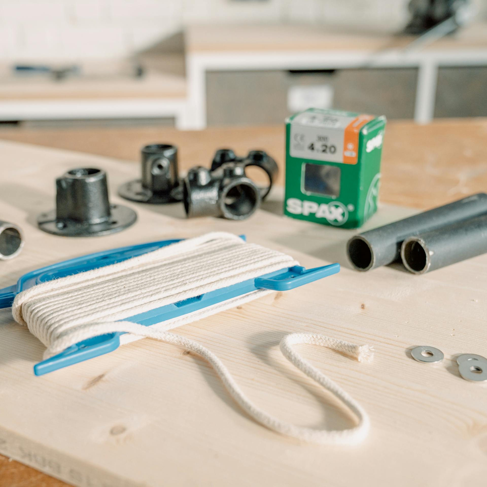 Das passende Material für deine DIY Seilzug-Kleiderstange auf einem Tisch