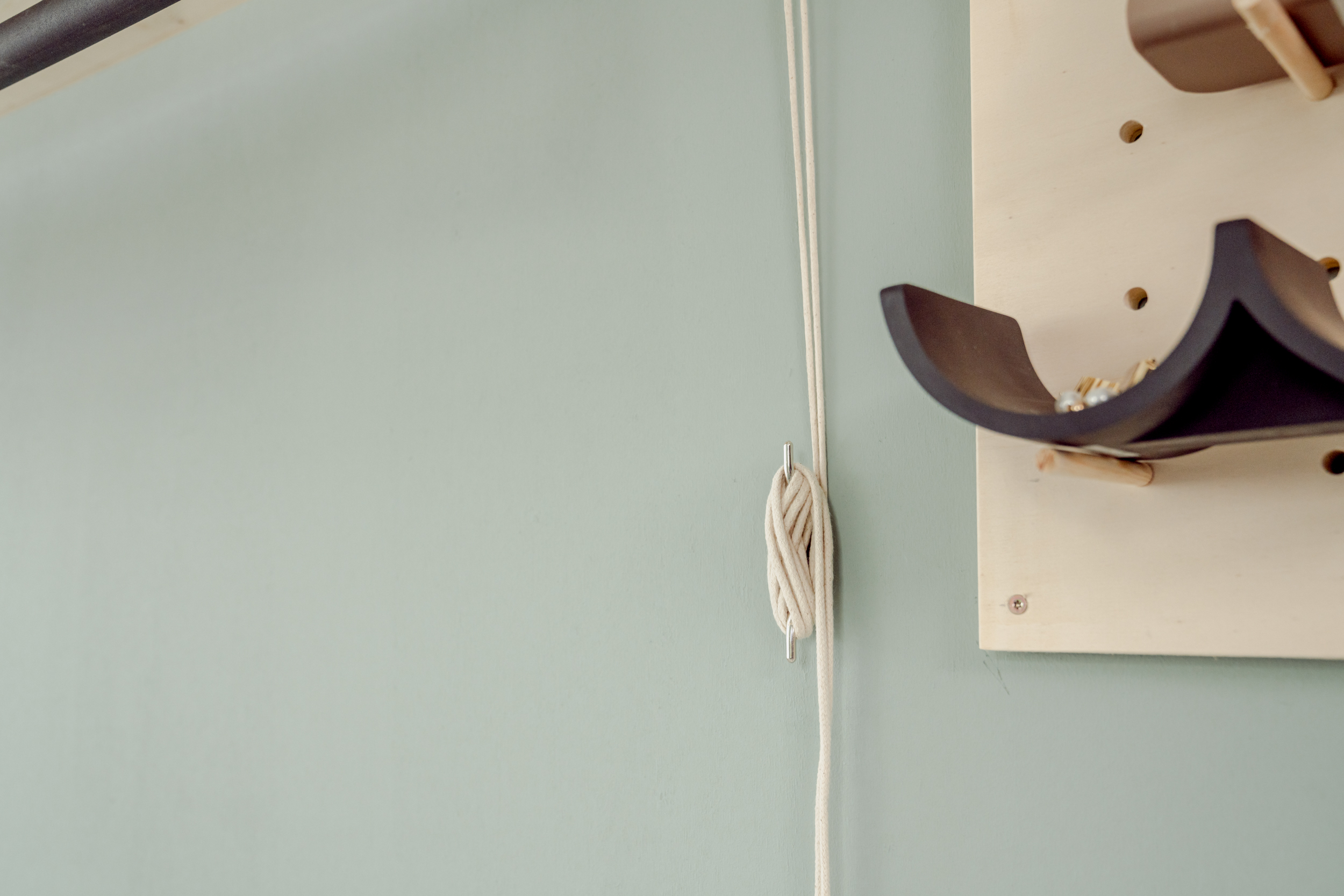 Eine Klampe zur Befestigung der Seile an der Wand