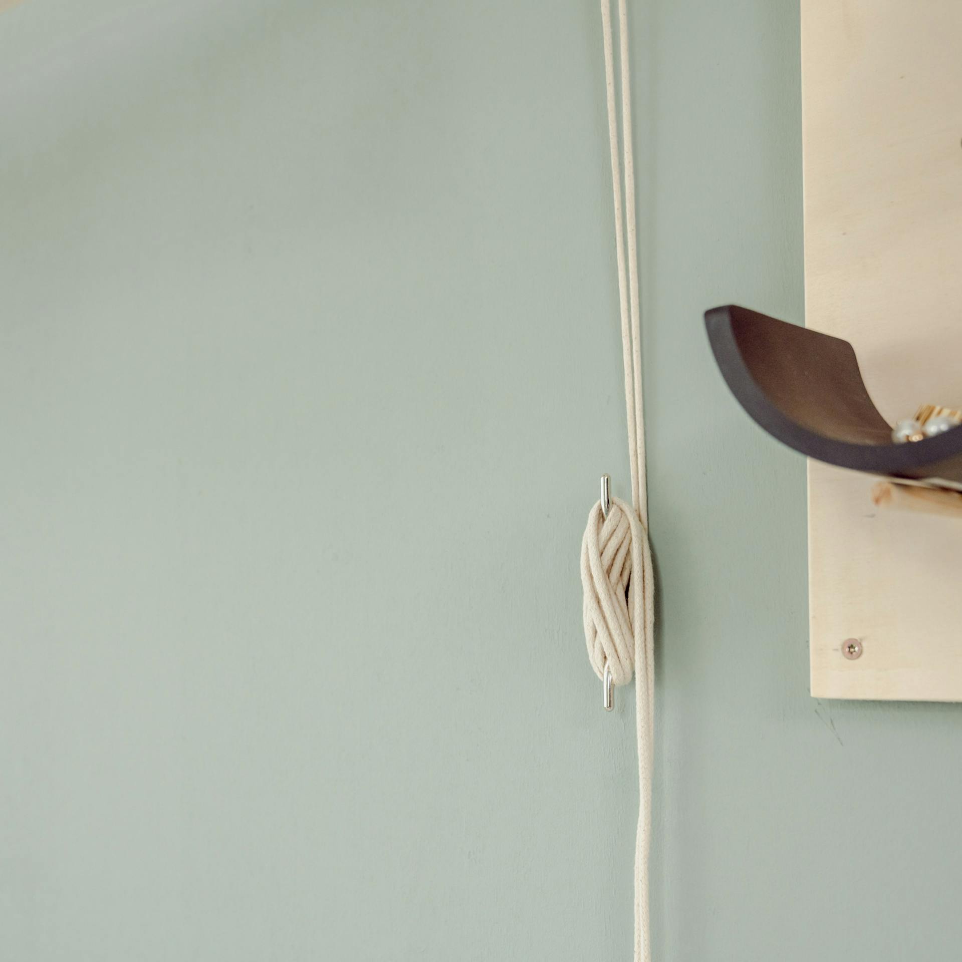 Eine Klampe zur Befestigung der Seile an der Wand