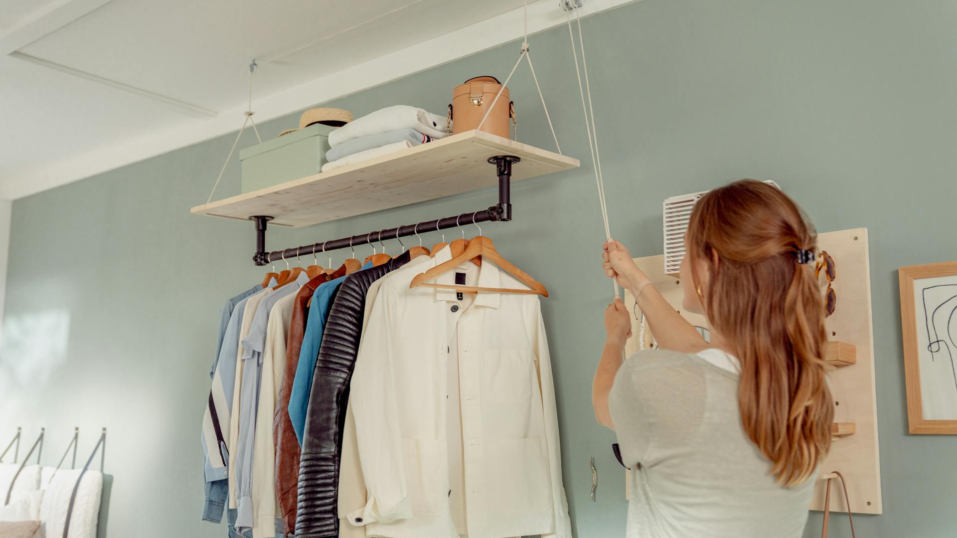 Seilzug-Kleiderstange wird unter die Decke gezogen