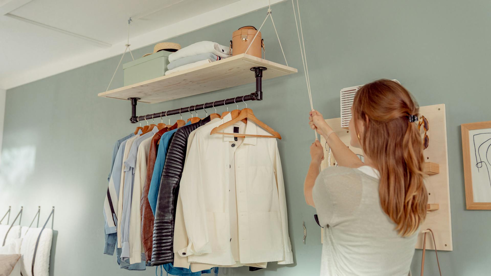 Seilzug-Kleiderstange zur Aufbewahrung von Kleidung