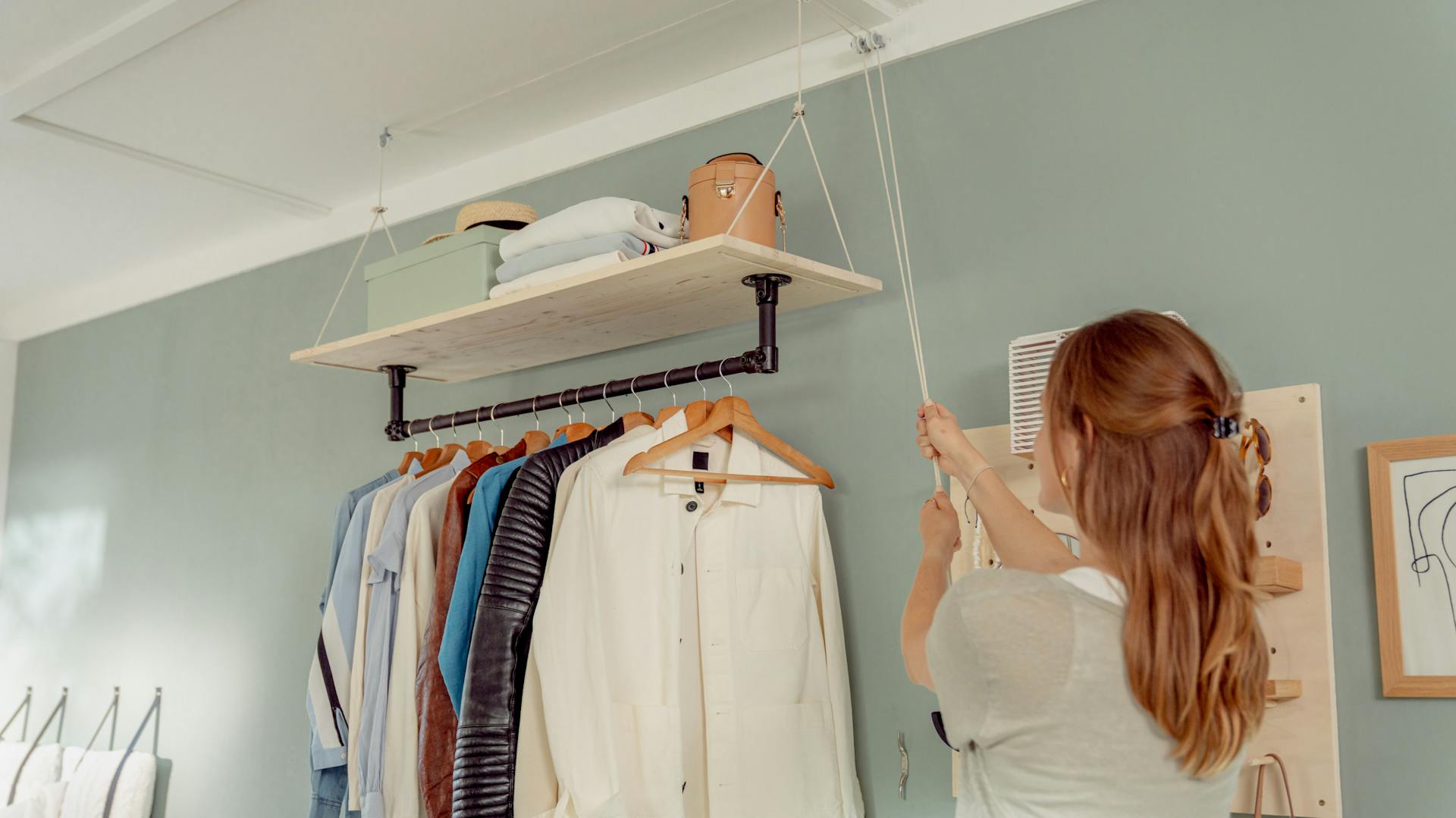 Seilzug-Kleiderstange, die an der Decke hängt