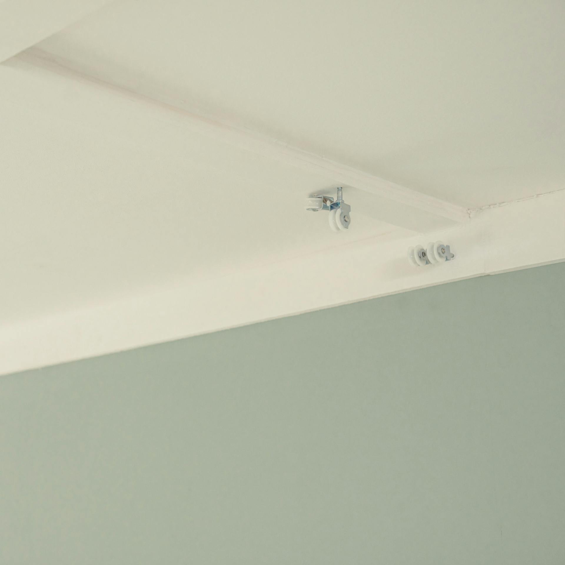 Umlenkrollen an der Decke