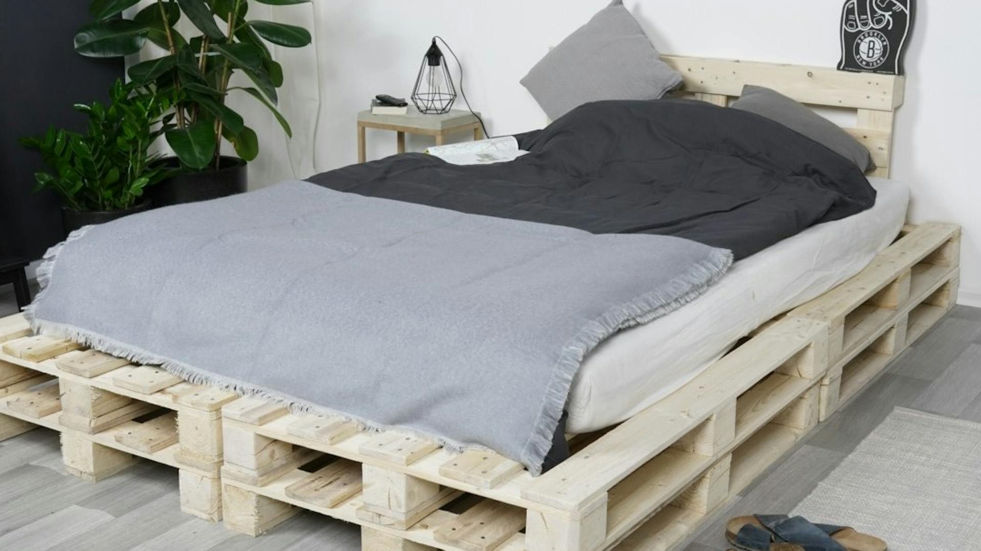 Bett aus Paletten im Schlafzimmer