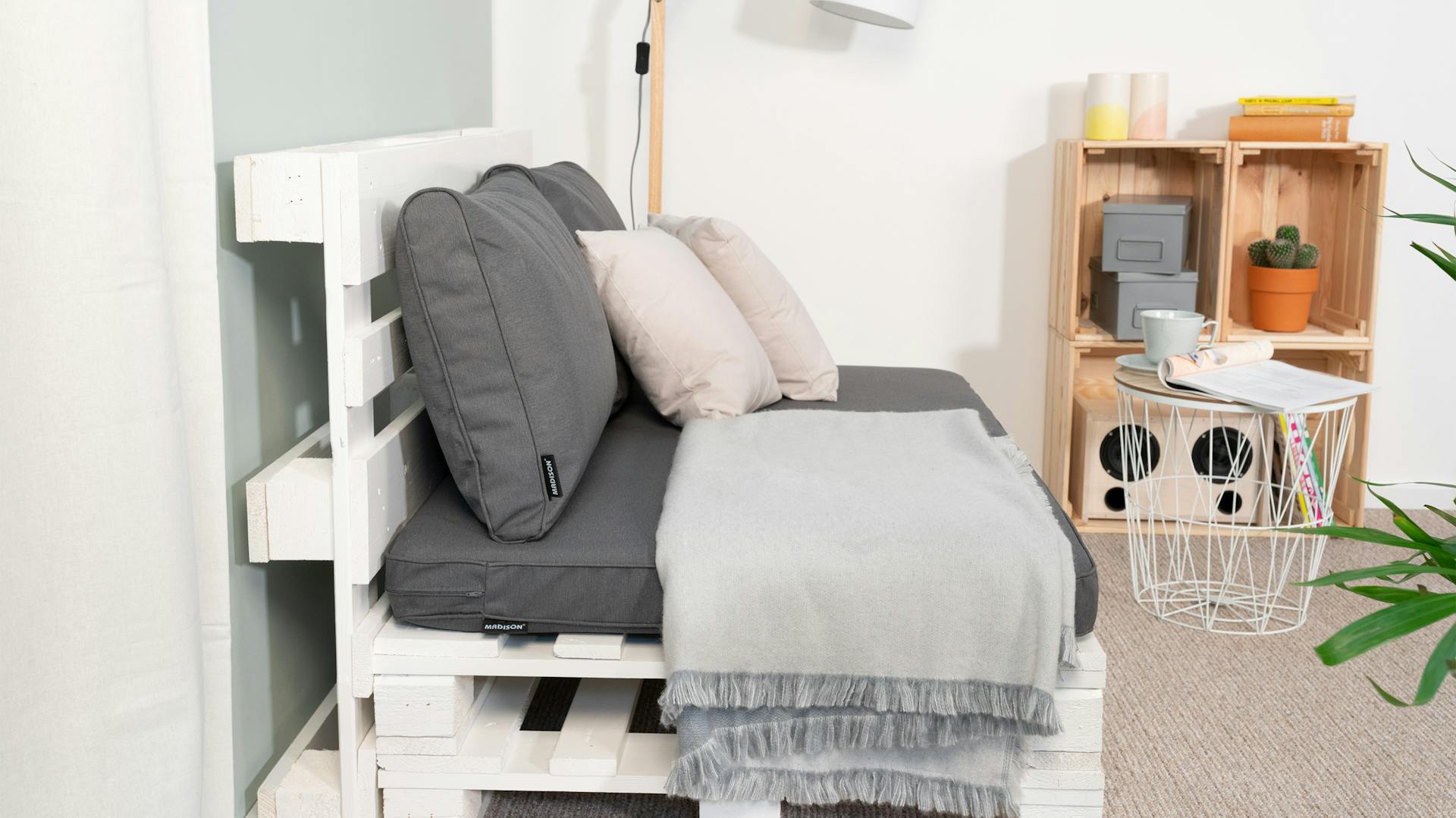 Kleine Couch aus Paletten von der Seite