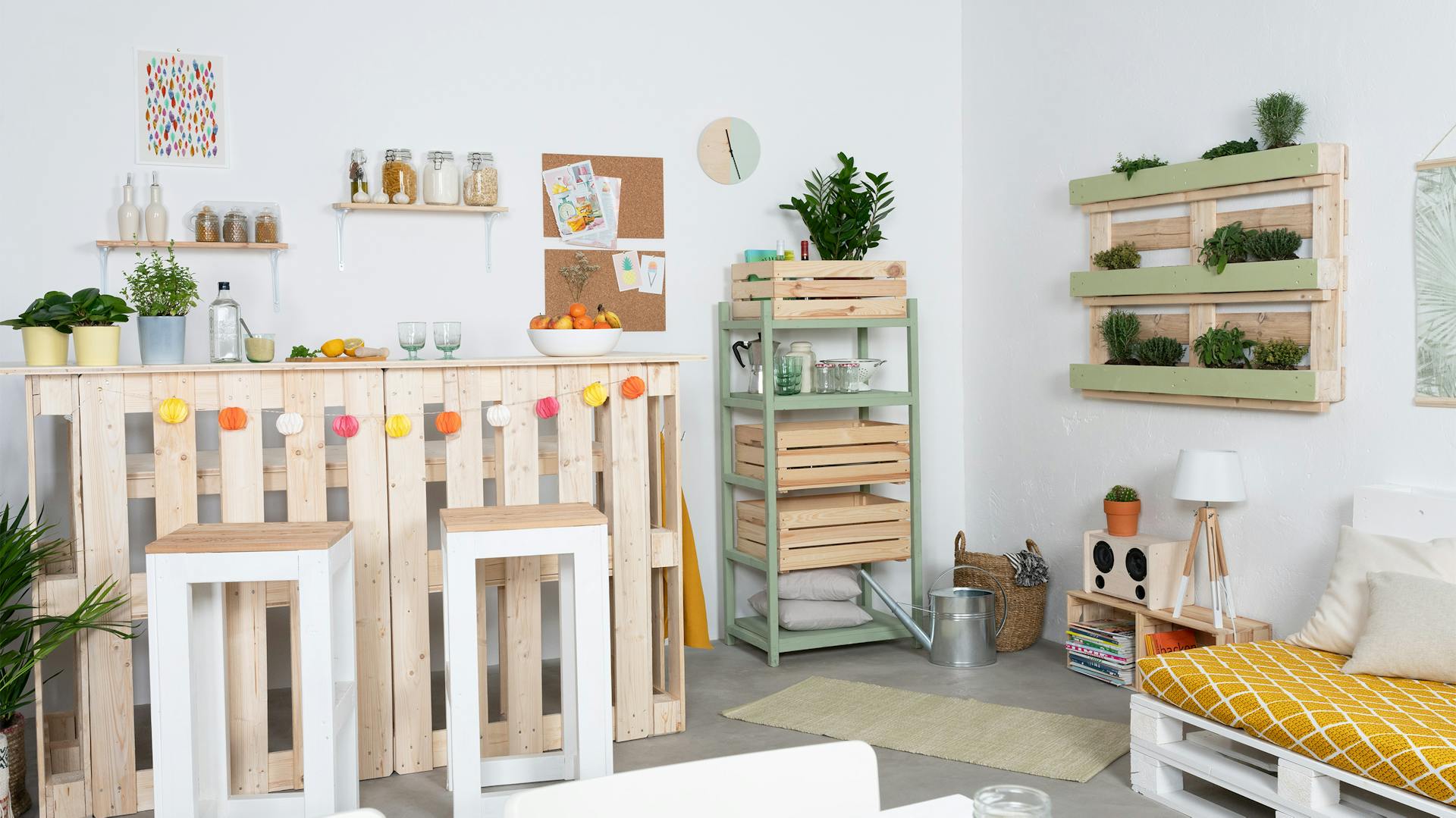 Wohnzimmer mit Paletten-Theke, Paletten-Couch und Paletten-Regal