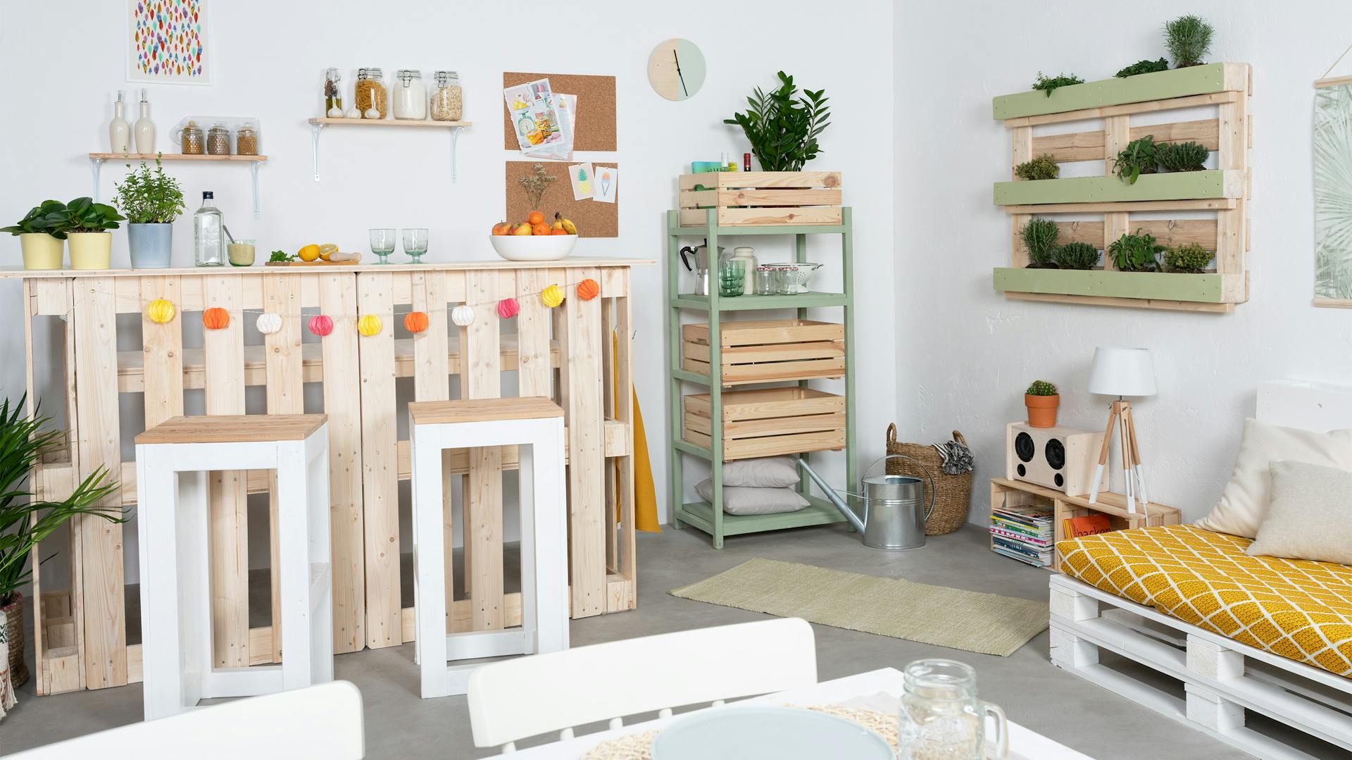 Theke aus Paletten im Wohnzimmer