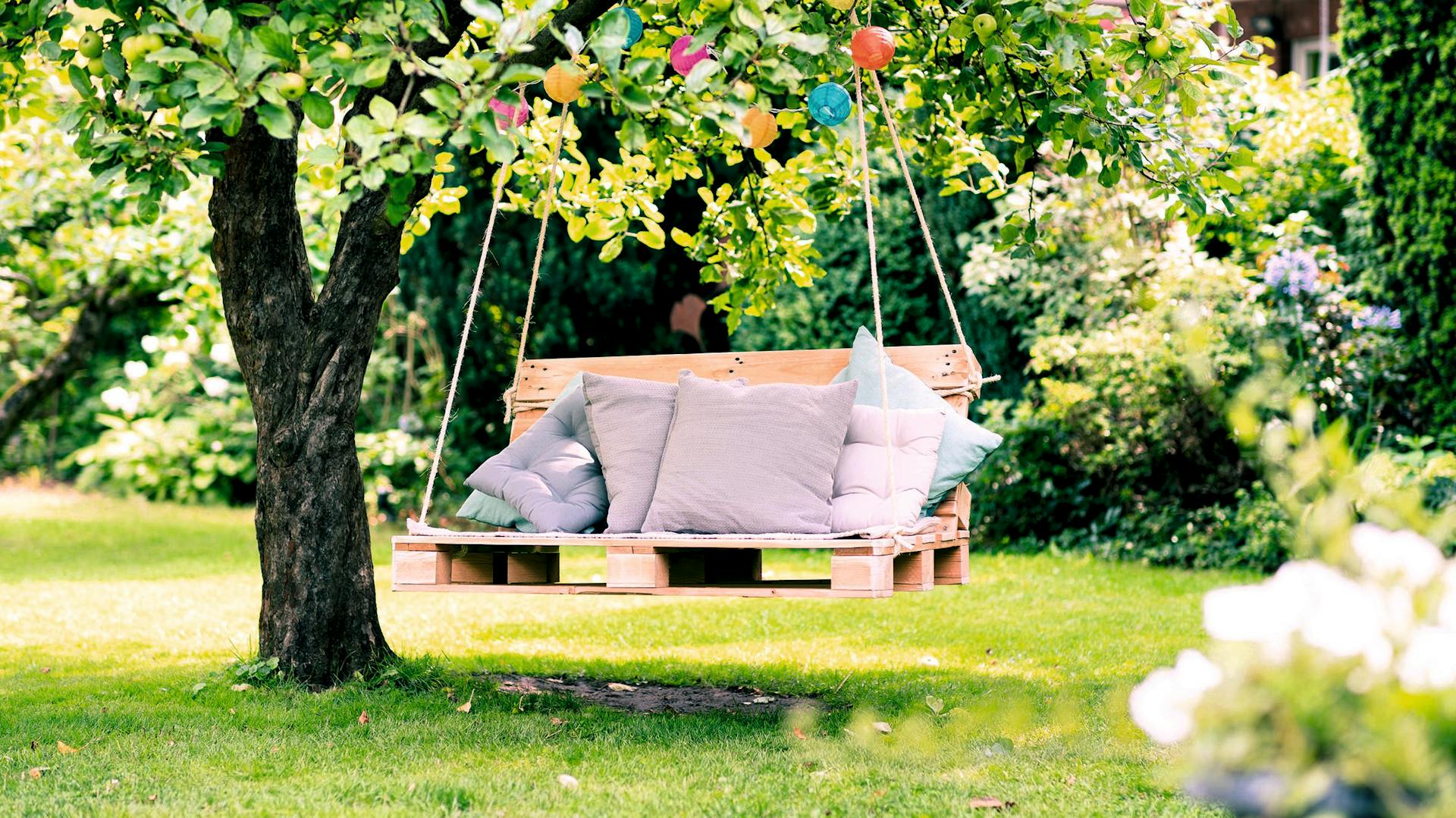 Hollywoodschaukel aus Paletten im Garten