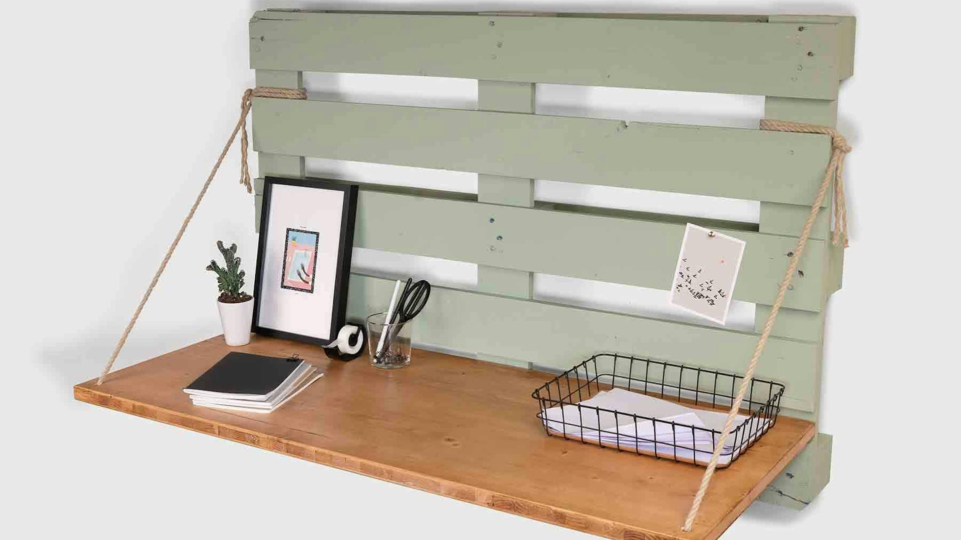 Kleiner hängender Schreibtisch aus Paletten für die Wand