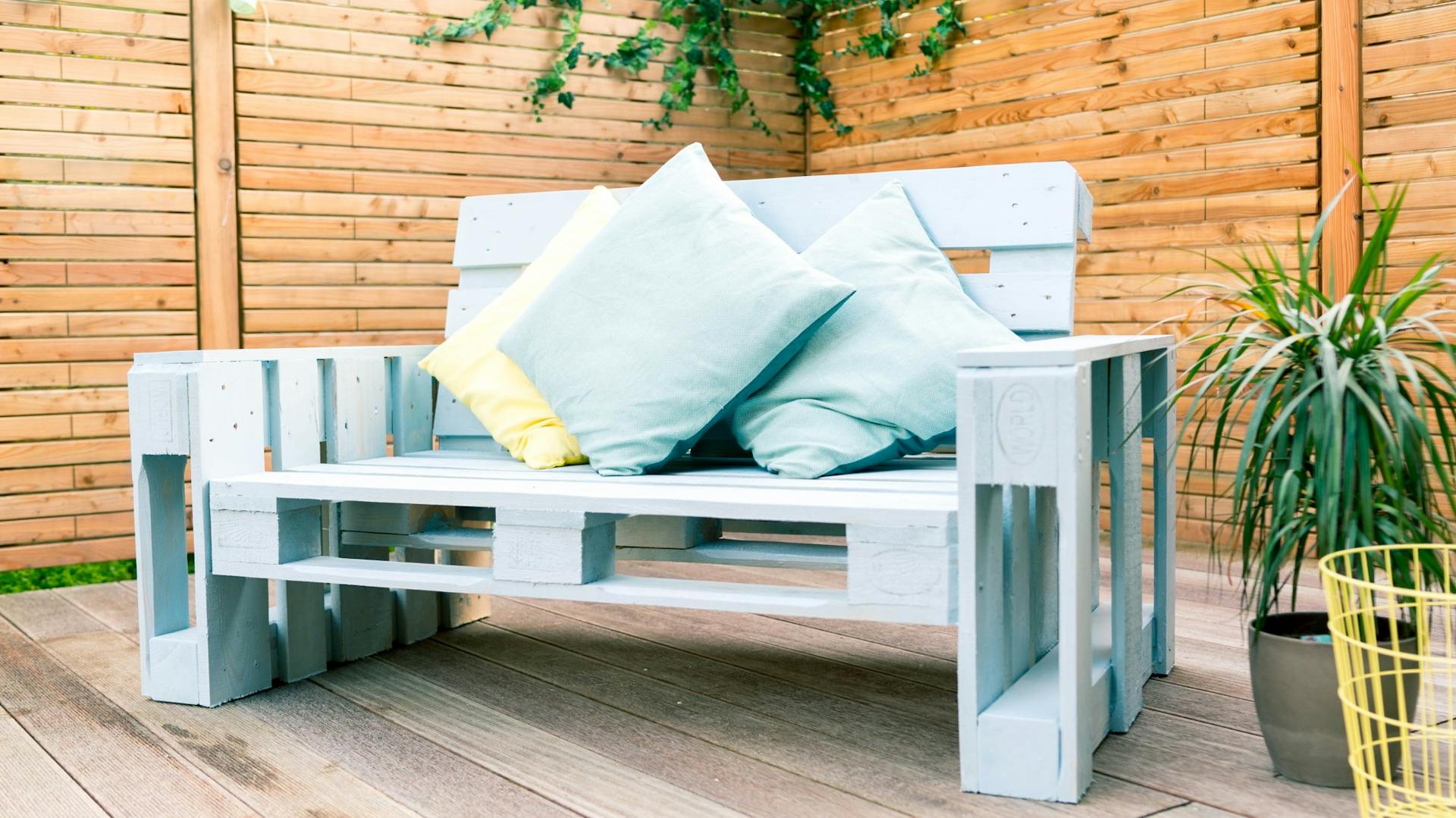 Sofa mit Armlehnen aus Paletten