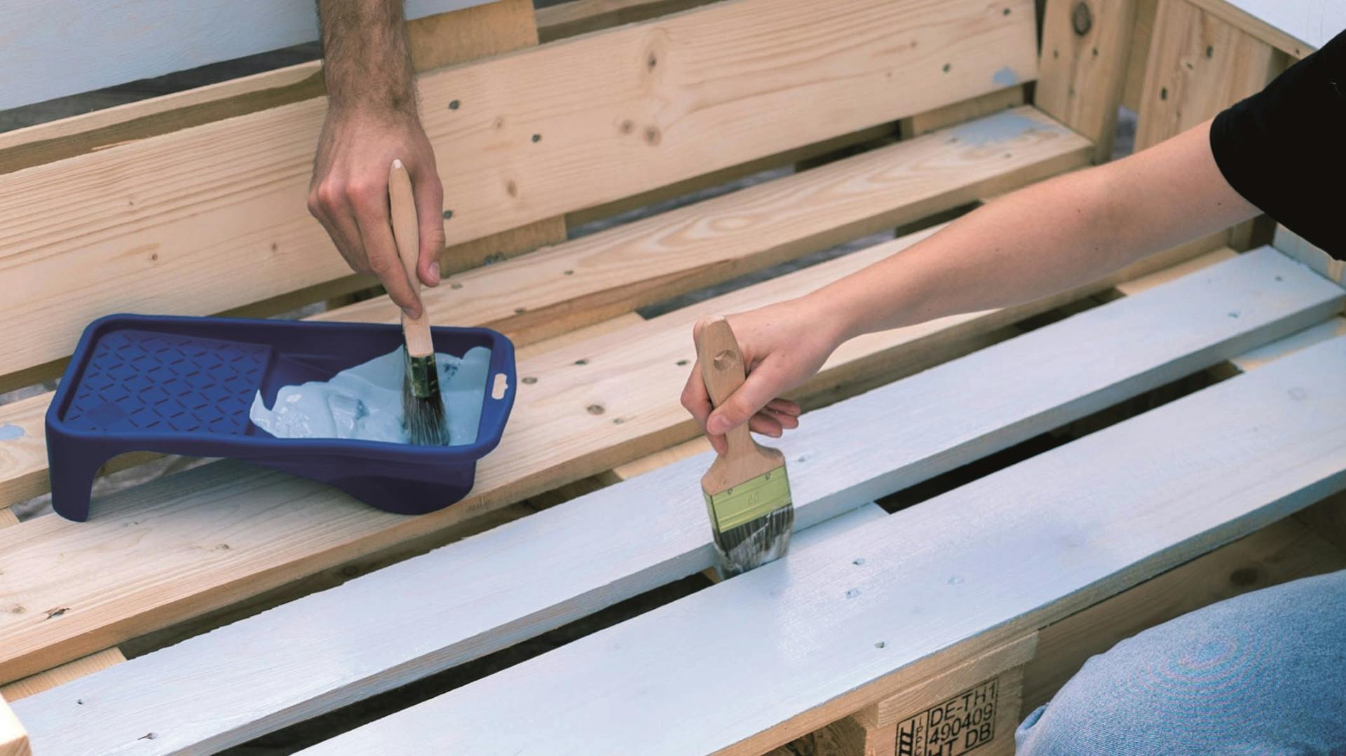 Due persone dipingono una paletta