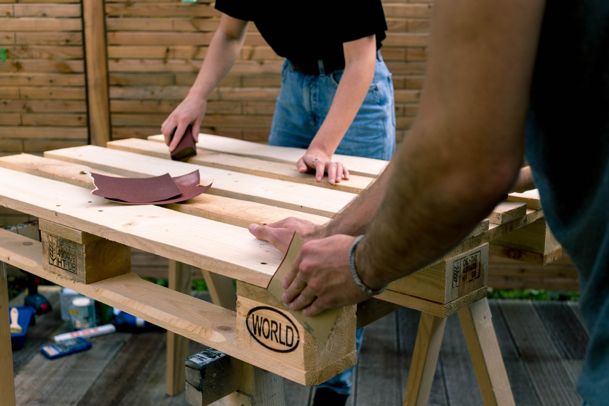 Le palette vengono levigate con carta vetrata.